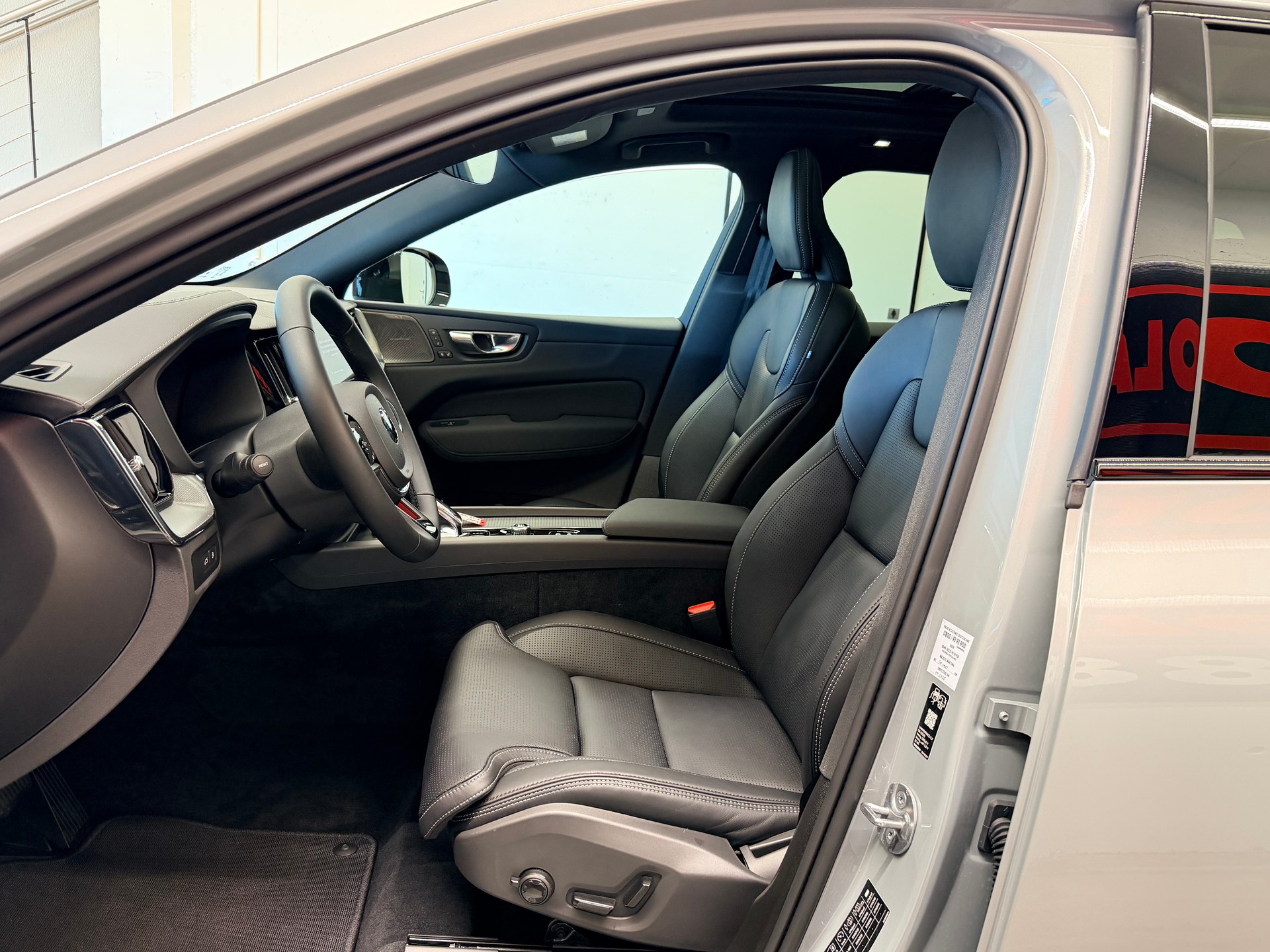 VOLVO XC60 T6 eAWD PluginHybrid Black Edition Geartronic-image-12