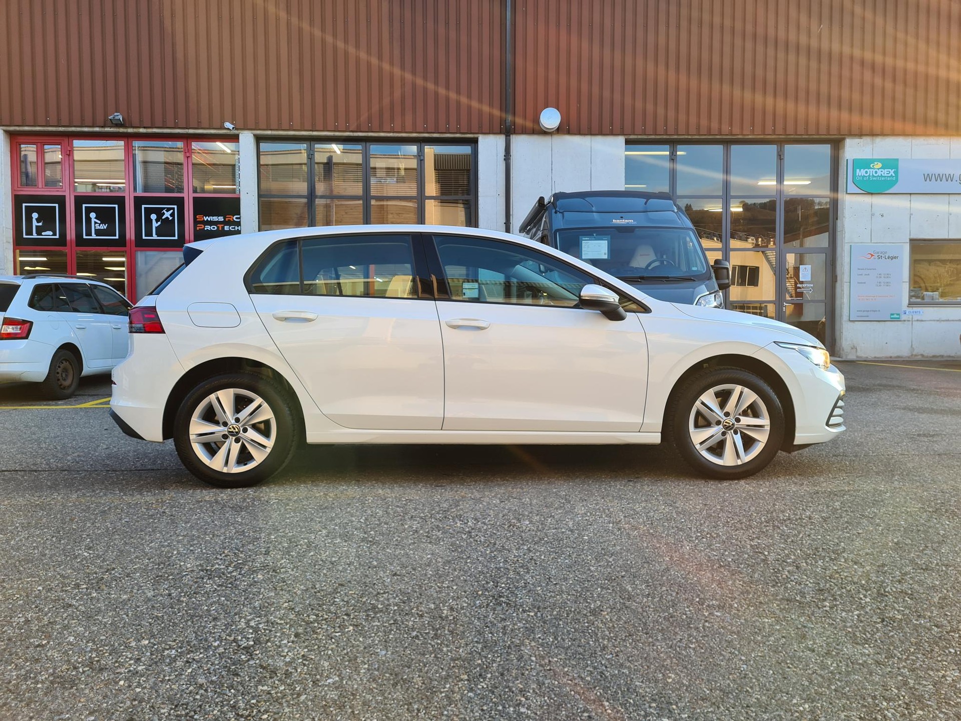 VW Golf 1.0 eTSI mHEV ACT Life DSG-image-5