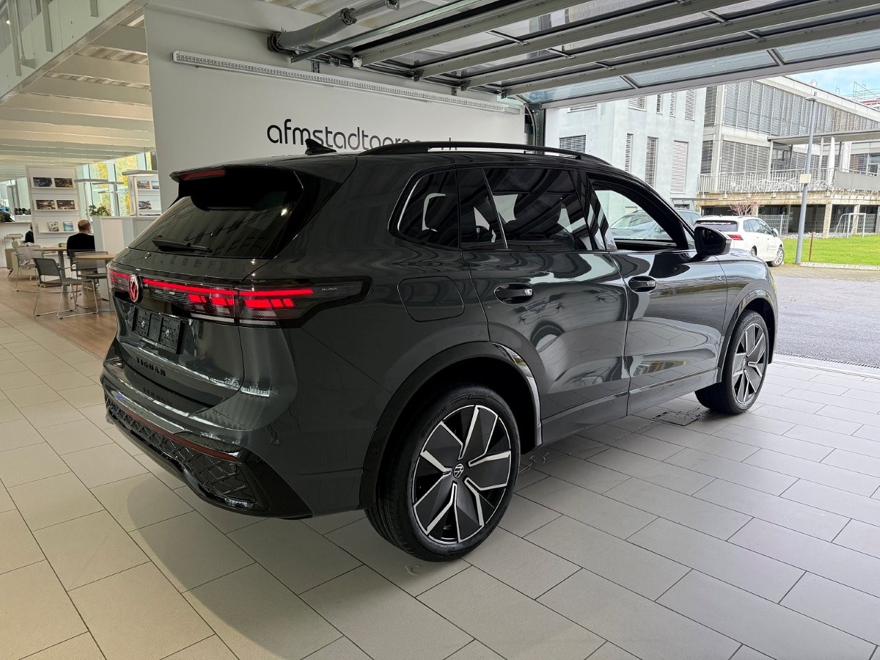 VW Tiguan 2.0 TSI DSG R-Line United 4Motion-image-4