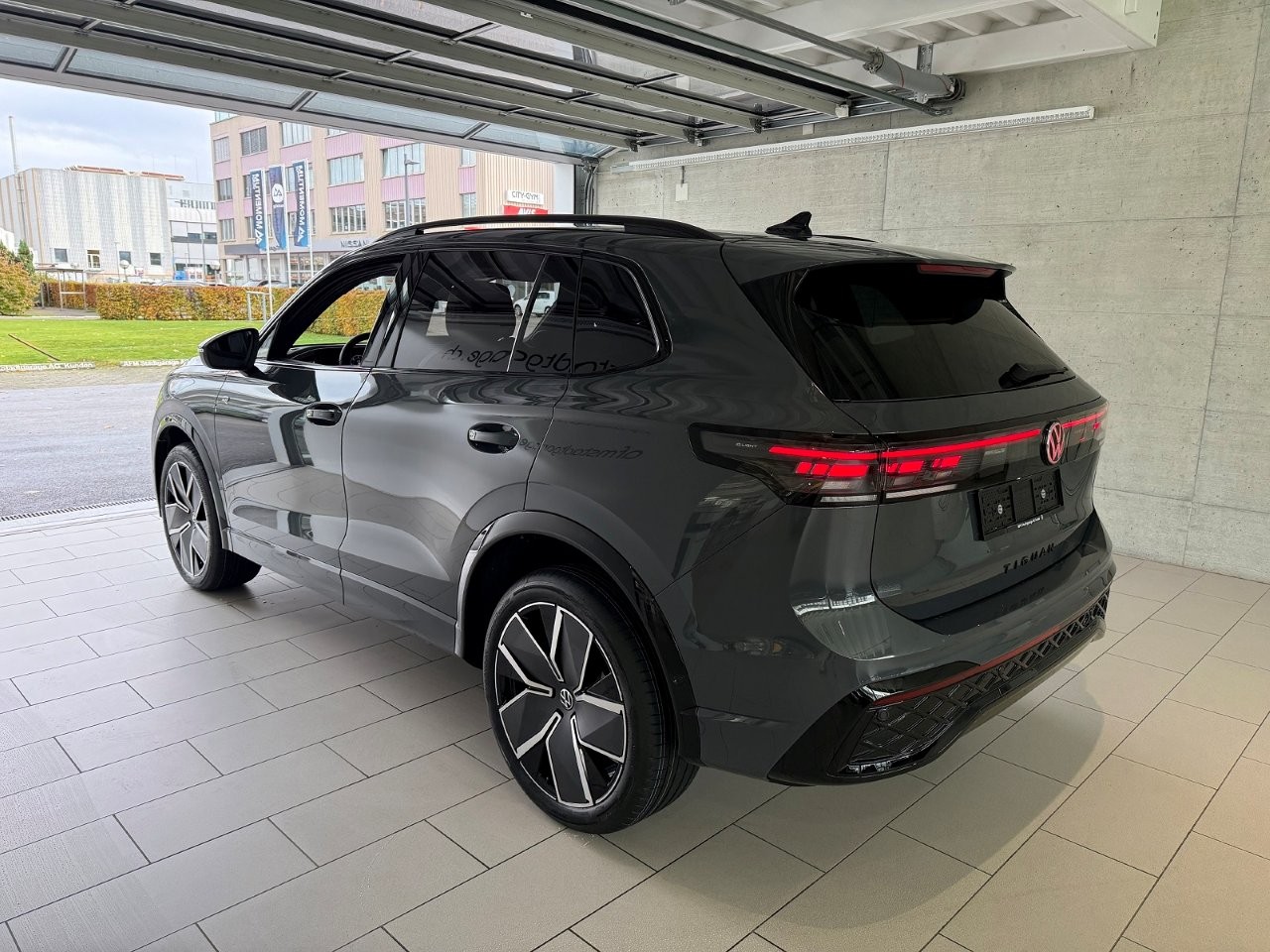 VW Tiguan 2.0 TSI DSG R-Line United 4Motion-image-3
