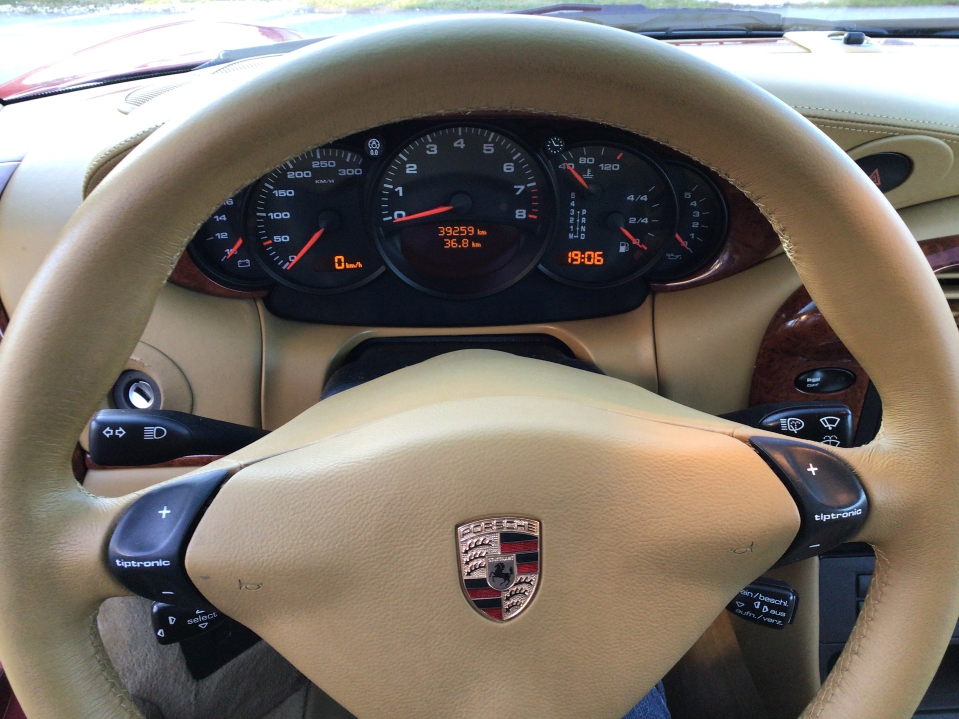 PORSCHE 911 Carrera4-image-10