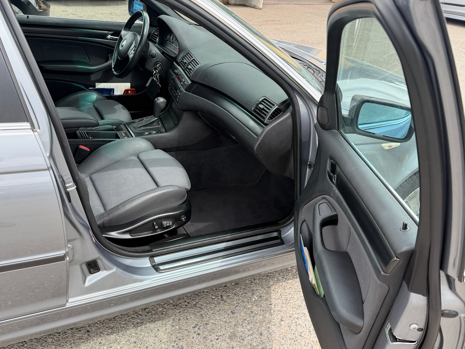 BMW 325xi Touring-image-11