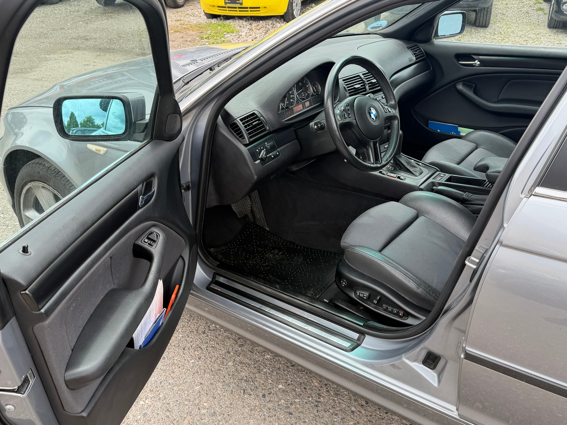 BMW 325xi Touring-image-14