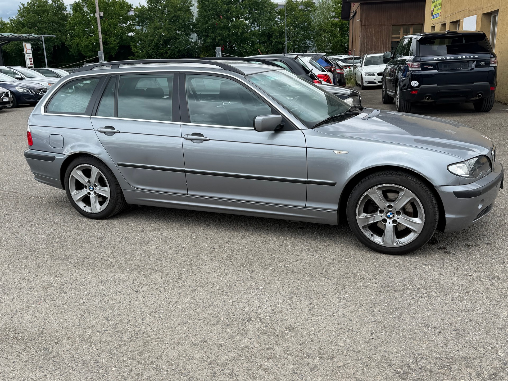 BMW 325xi Touring-showroom-element-3