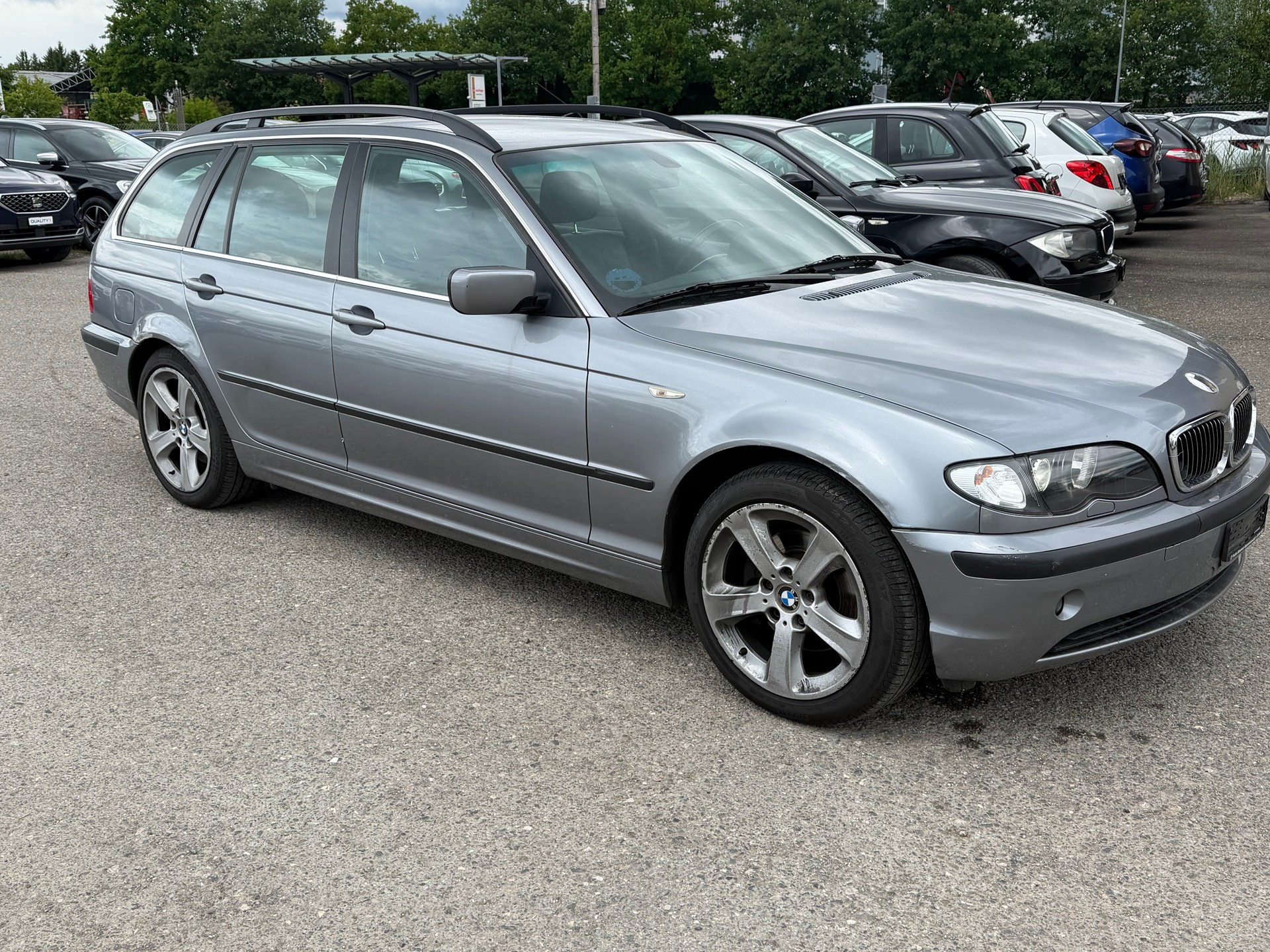BMW 325xi Touring-showroom-element-2