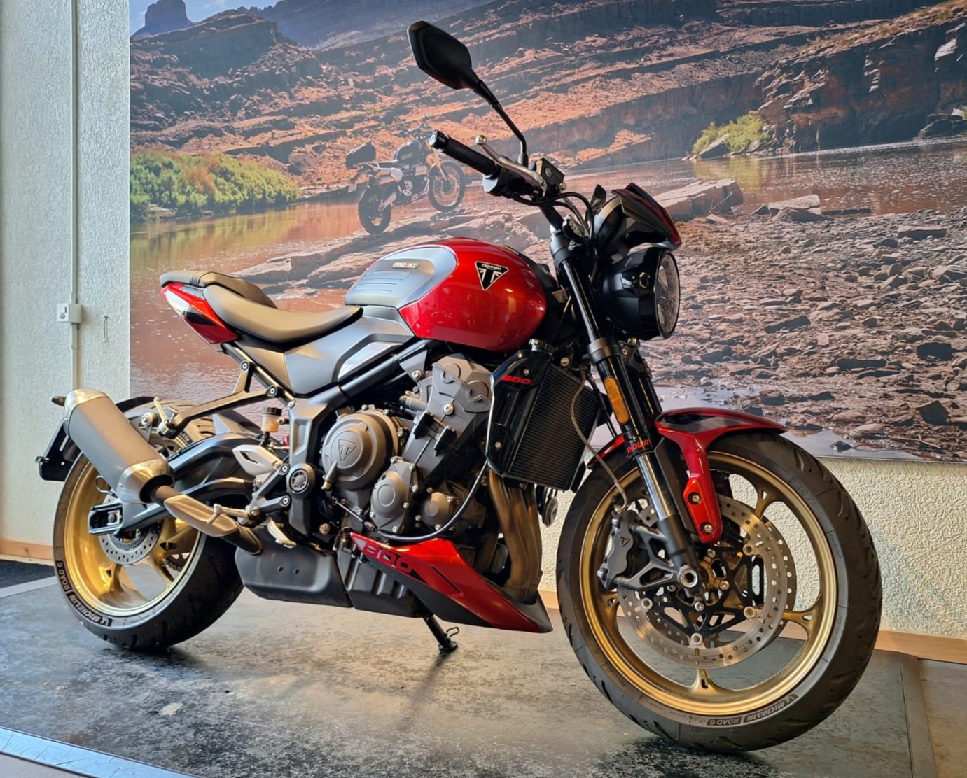 TRIUMPH Trident 800-showroom-element-1