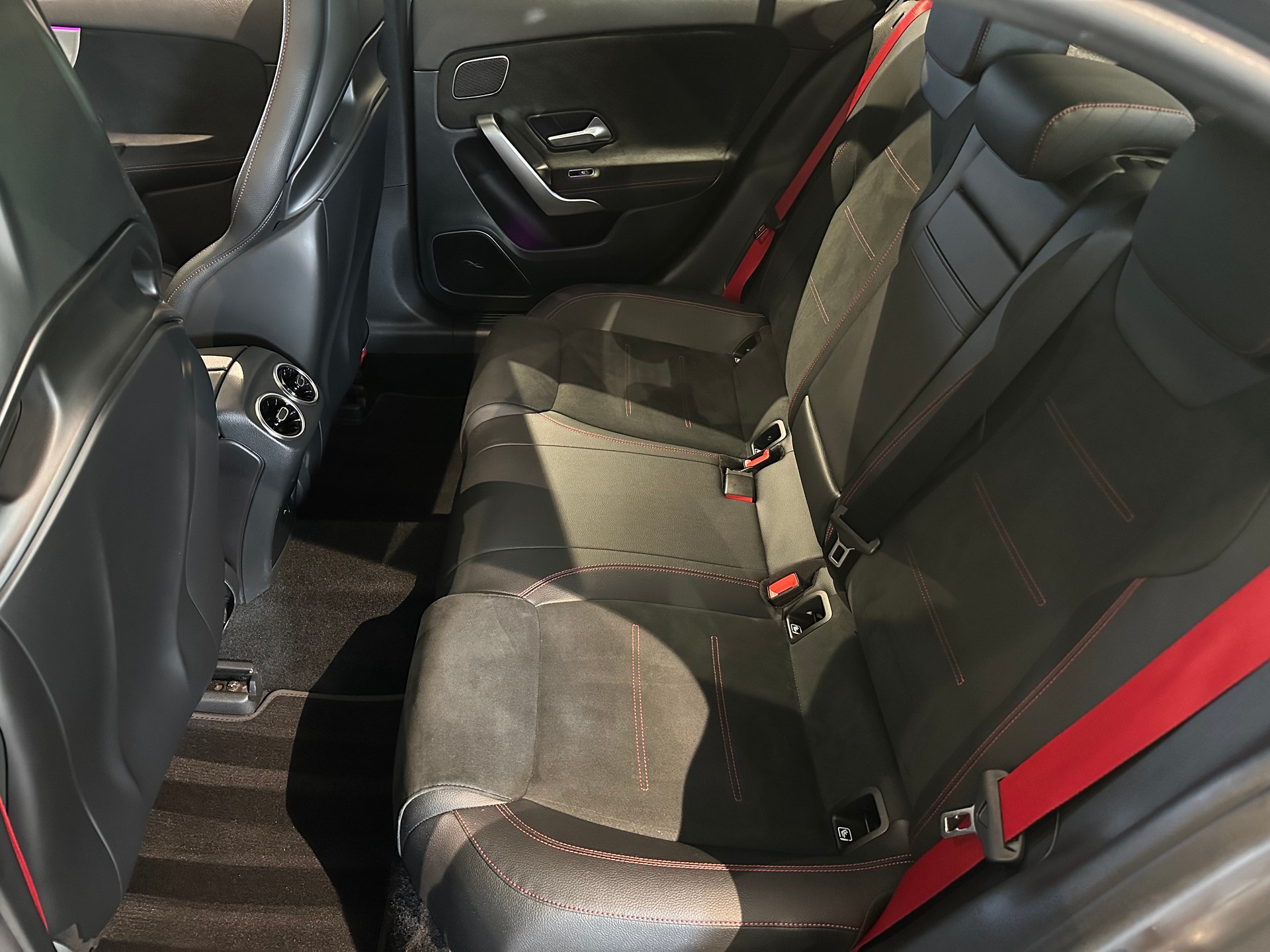 MERCEDES-BENZ A 35 AMG 4Matic-image-13