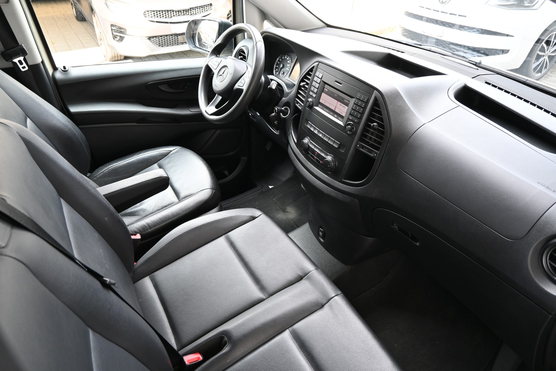 MERCEDES-BENZ Vito 114 BlueTEC Mixto L 7G-Tronic 6-Plätzer + AHK 2500kg-image-13