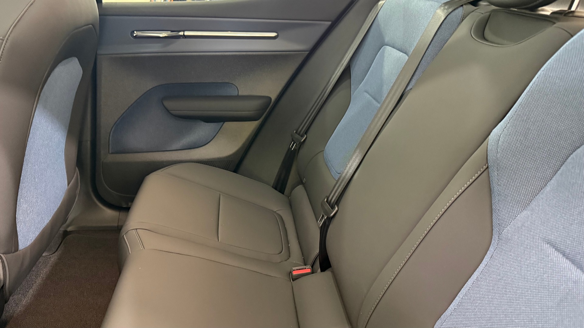 VOLVO EX 30 CC E60 Twin Performance A-image-13