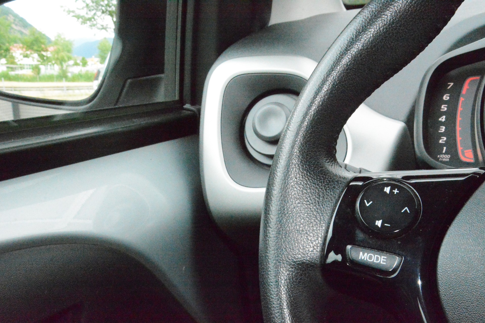 TOYOTA Aygo 1.2 VVT-i x-play-image-12