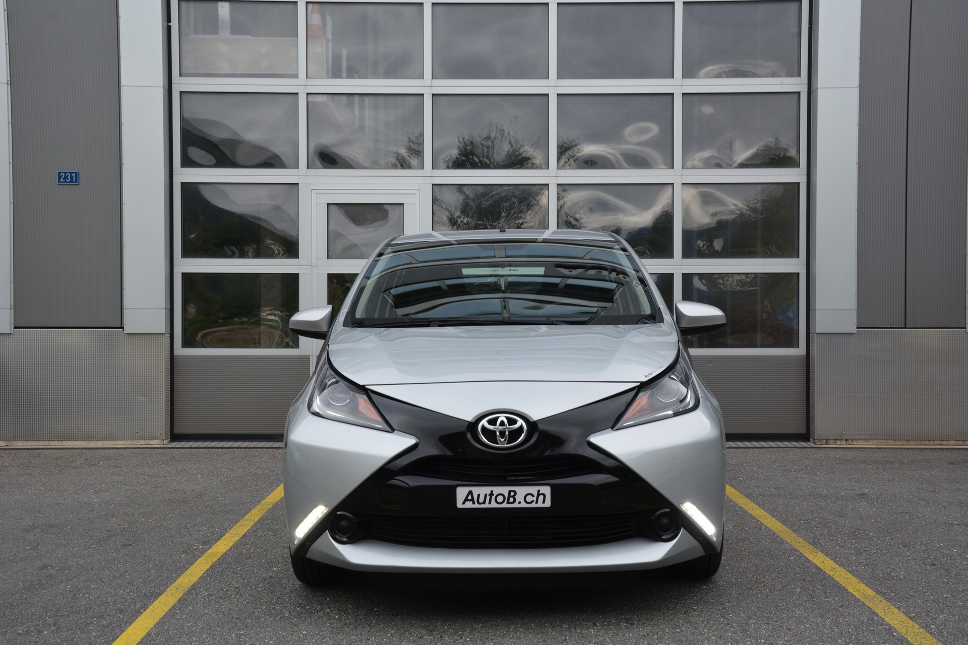 TOYOTA Aygo 1.2 VVT-i x-play-image-2