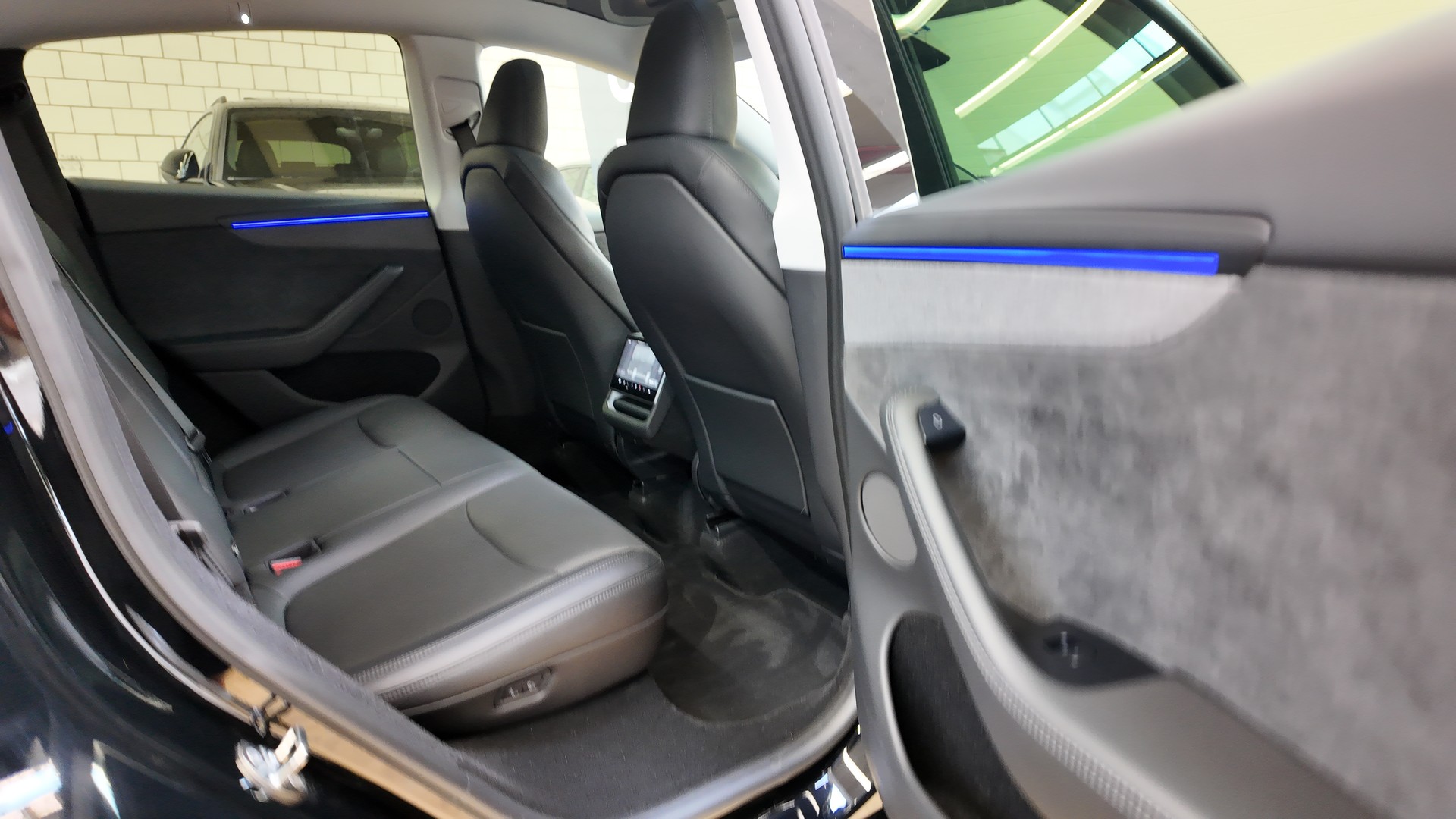 TESLA Model Y Long Range AWD-image-16