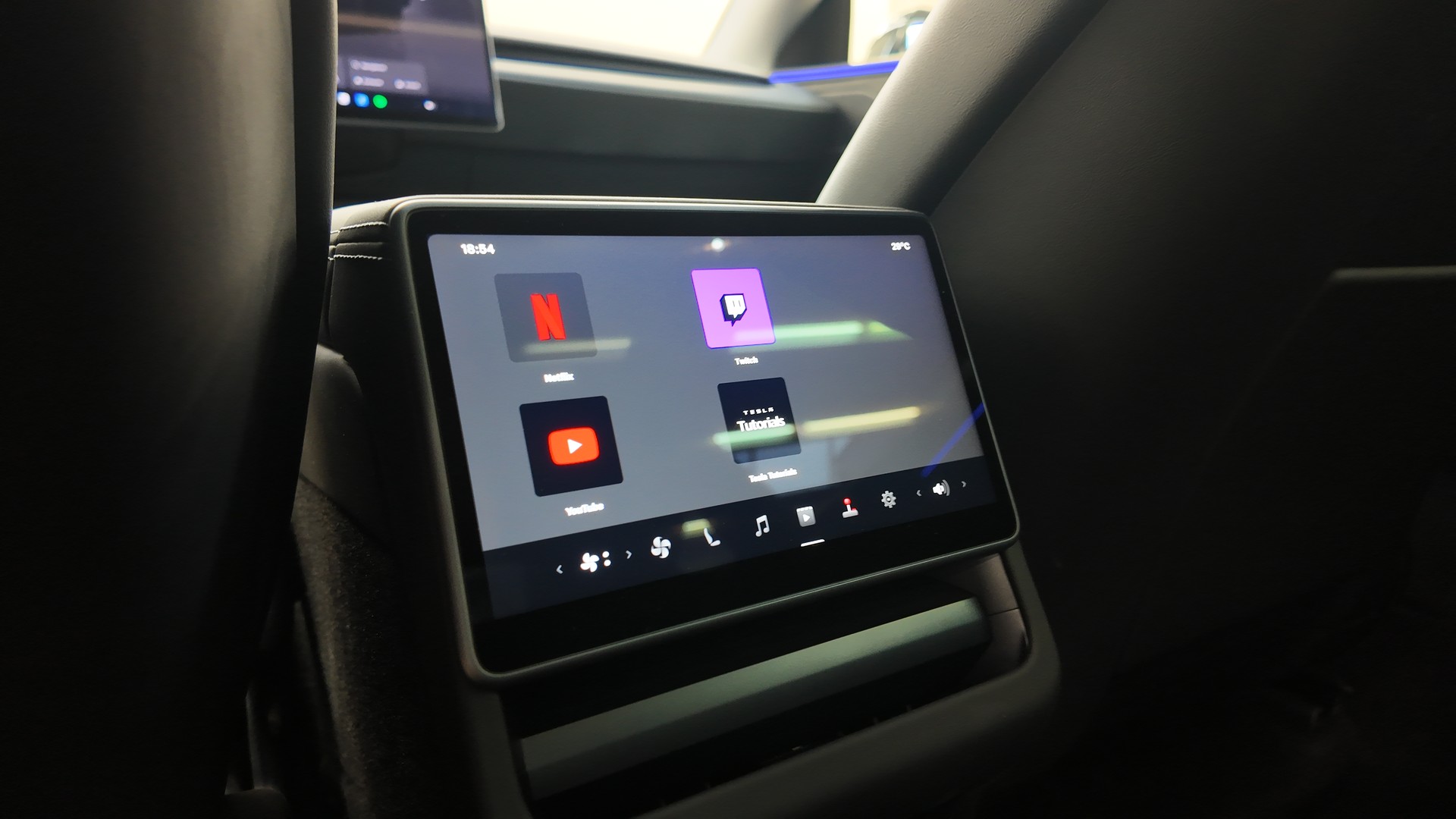 TESLA Model Y Long Range AWD-image-18