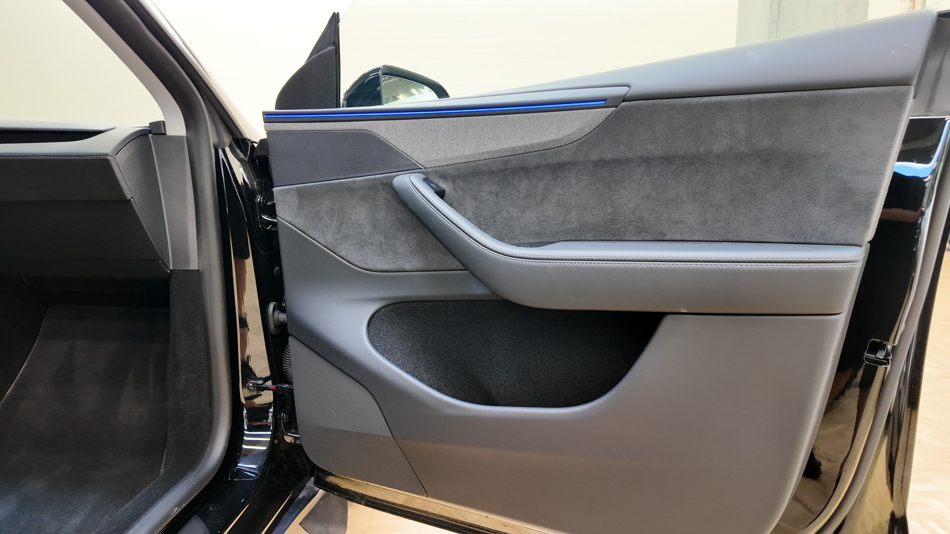 TESLA Model Y Long Range AWD-image-12