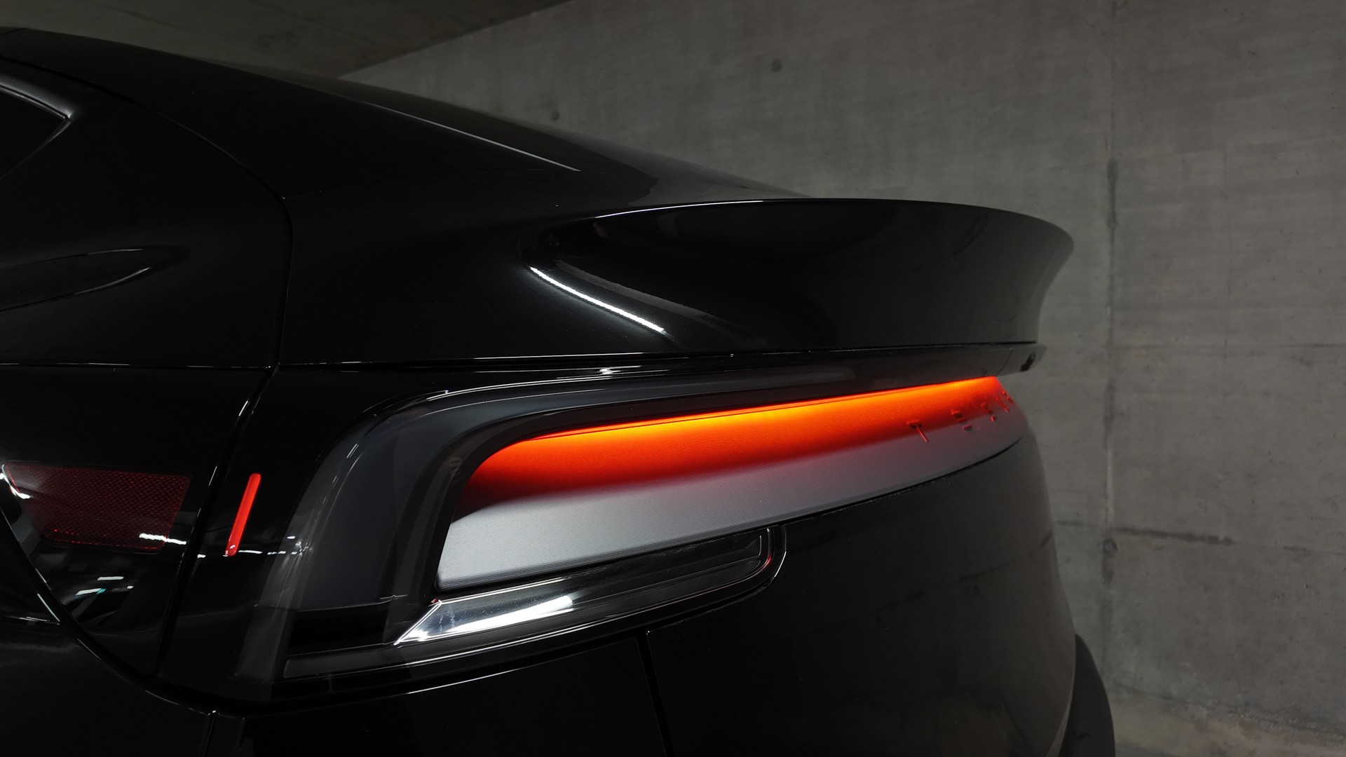 TESLA Model Y Long Range AWD-image-7