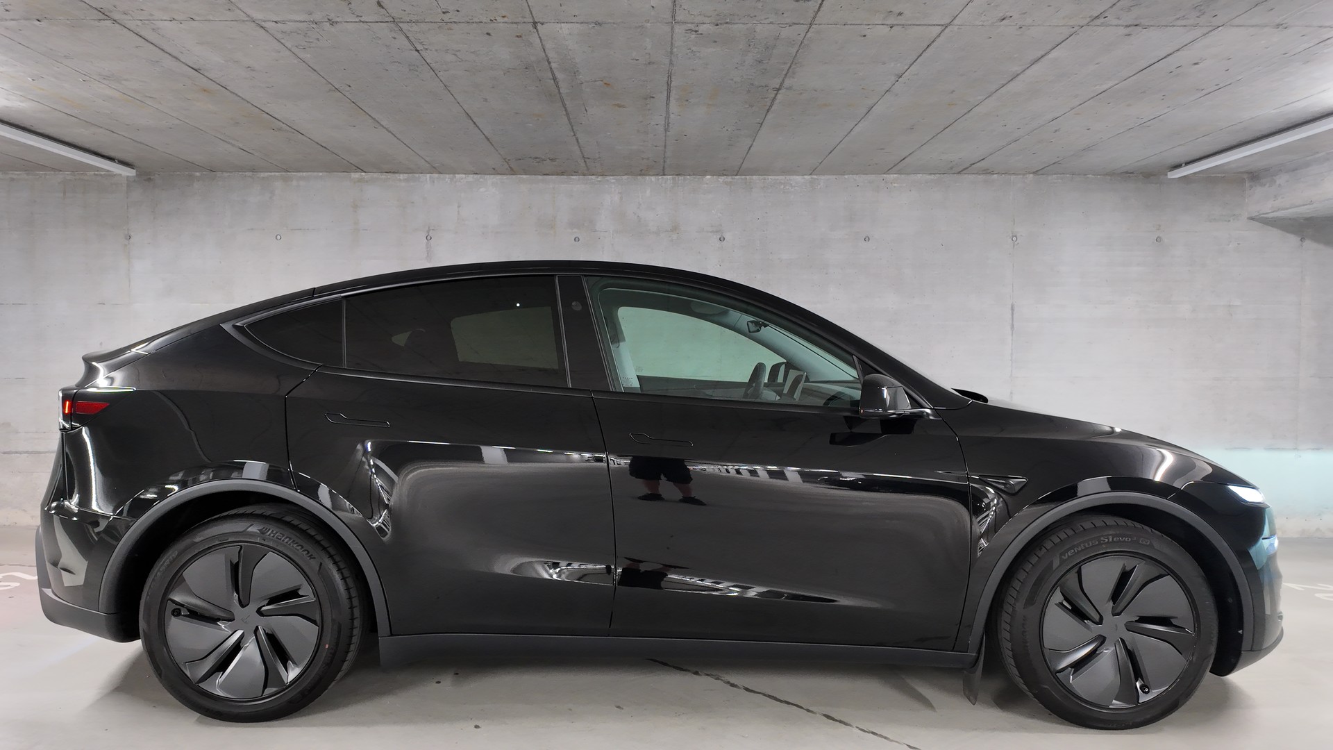 TESLA Model Y Long Range AWD-image-3