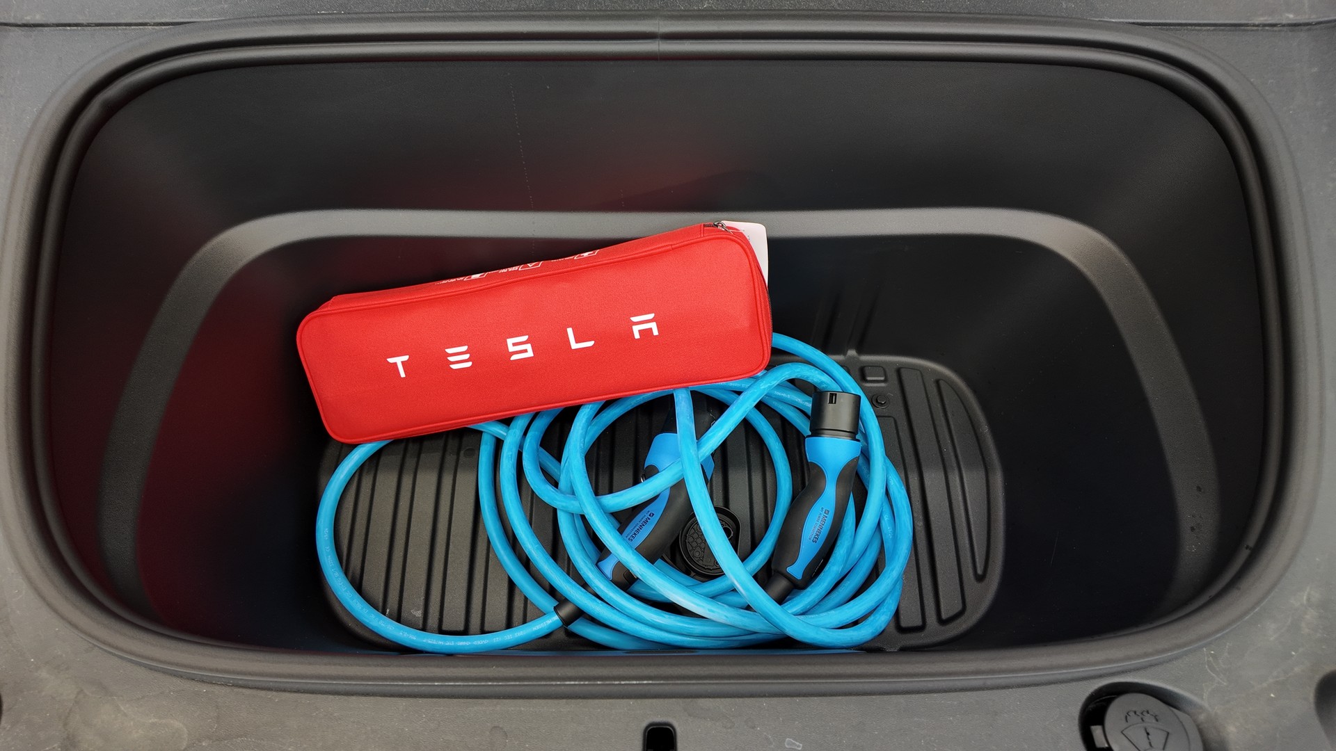 TESLA Model Y Long Range AWD-image-22