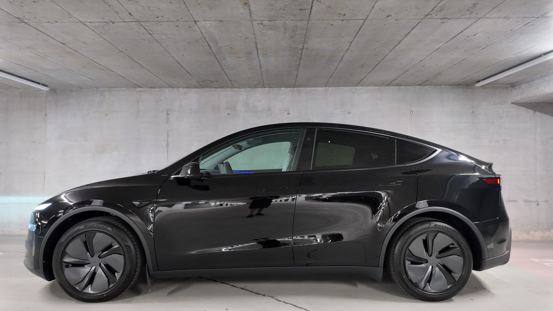 TESLA Model Y Long Range AWD-image-2