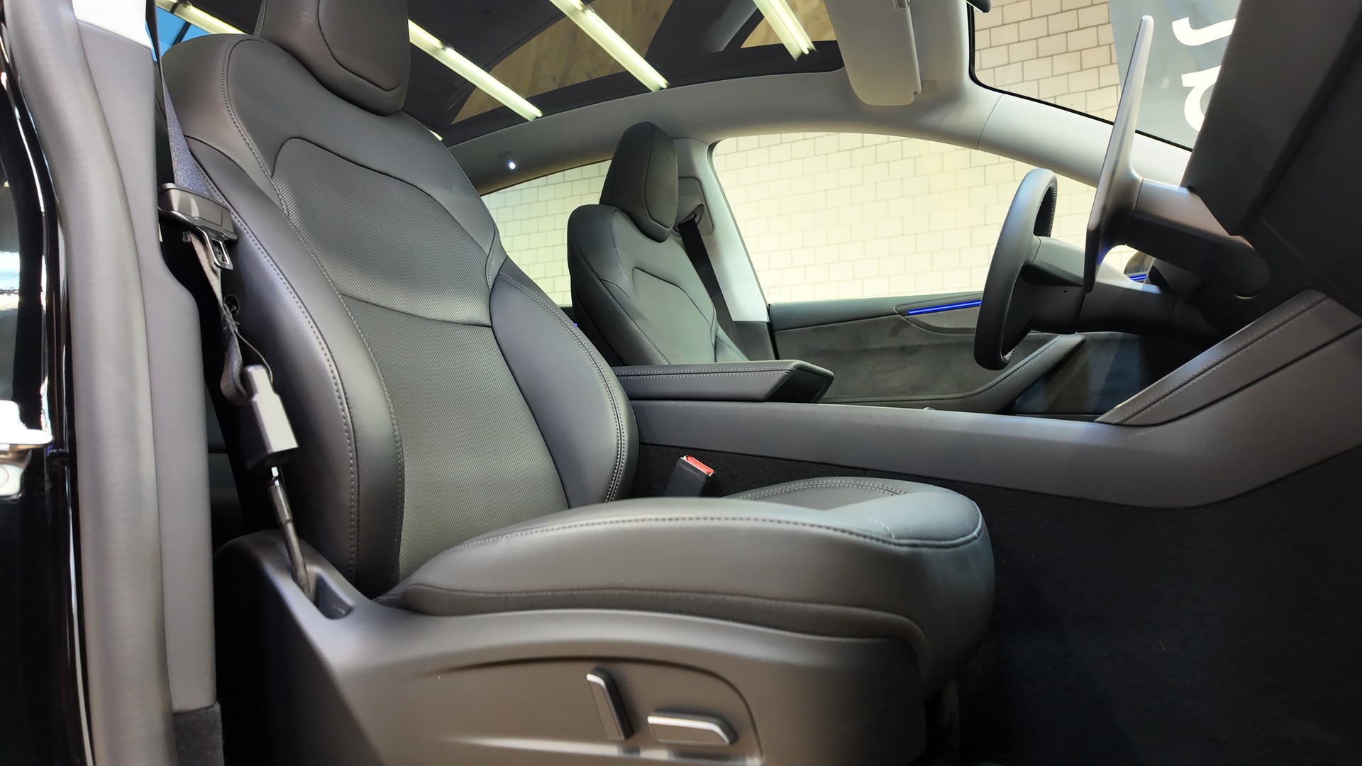 TESLA Model Y Long Range AWD-image-14
