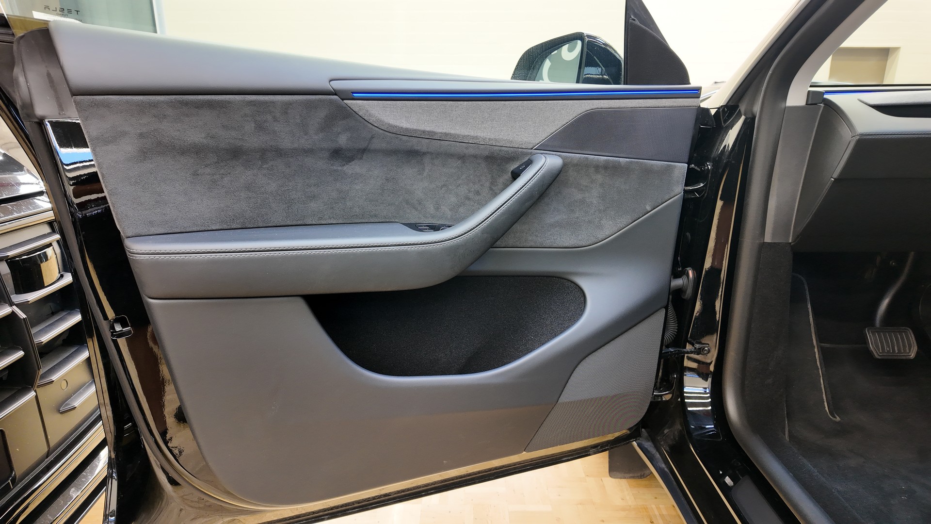 TESLA Model Y Long Range AWD-image-11