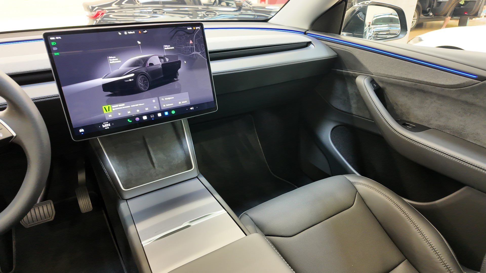TESLA Model Y Long Range AWD-image-10