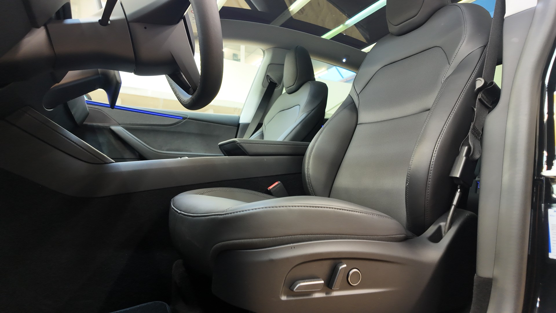 TESLA Model Y Long Range AWD-image-13