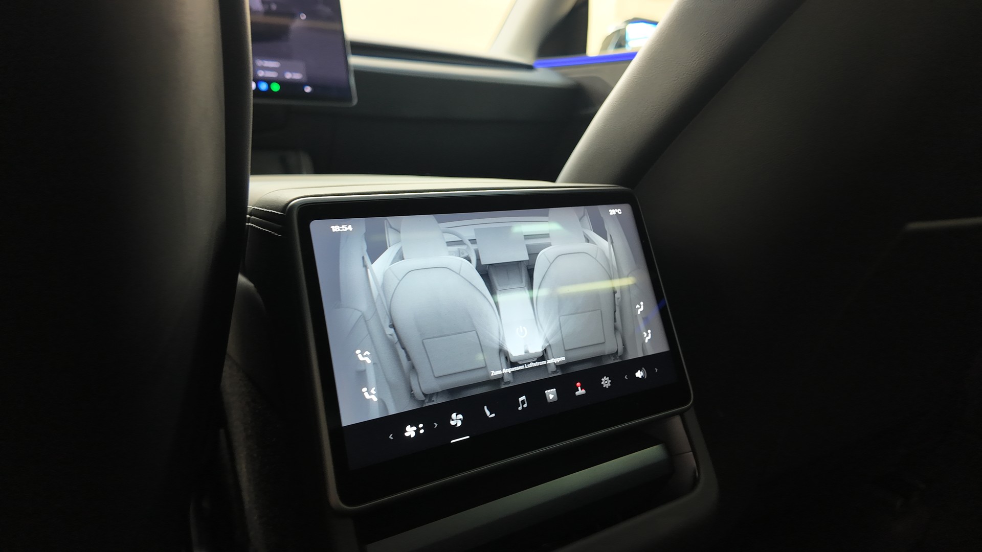 TESLA Model Y Long Range AWD-image-17