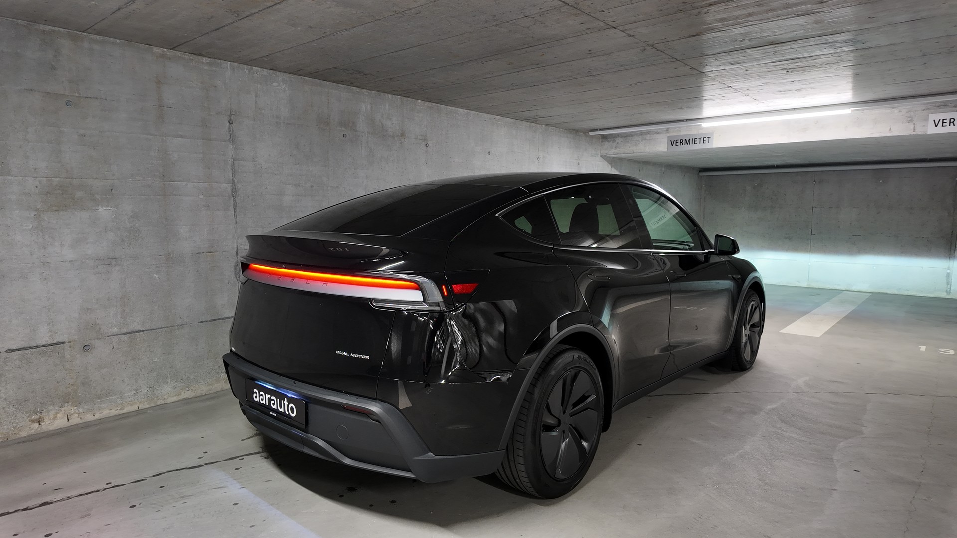TESLA Model Y Long Range AWD-image-4