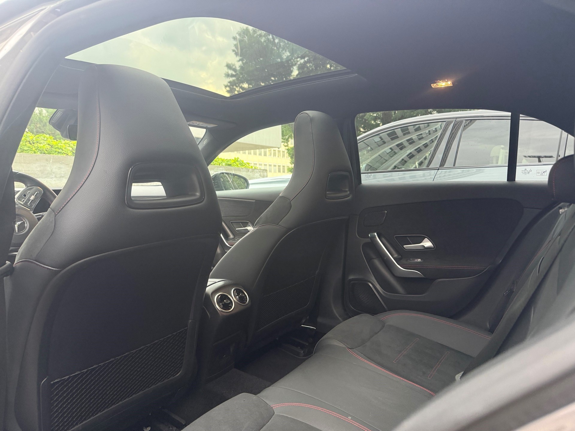 MERCEDES-BENZ A 250 e AMG Line-image-6