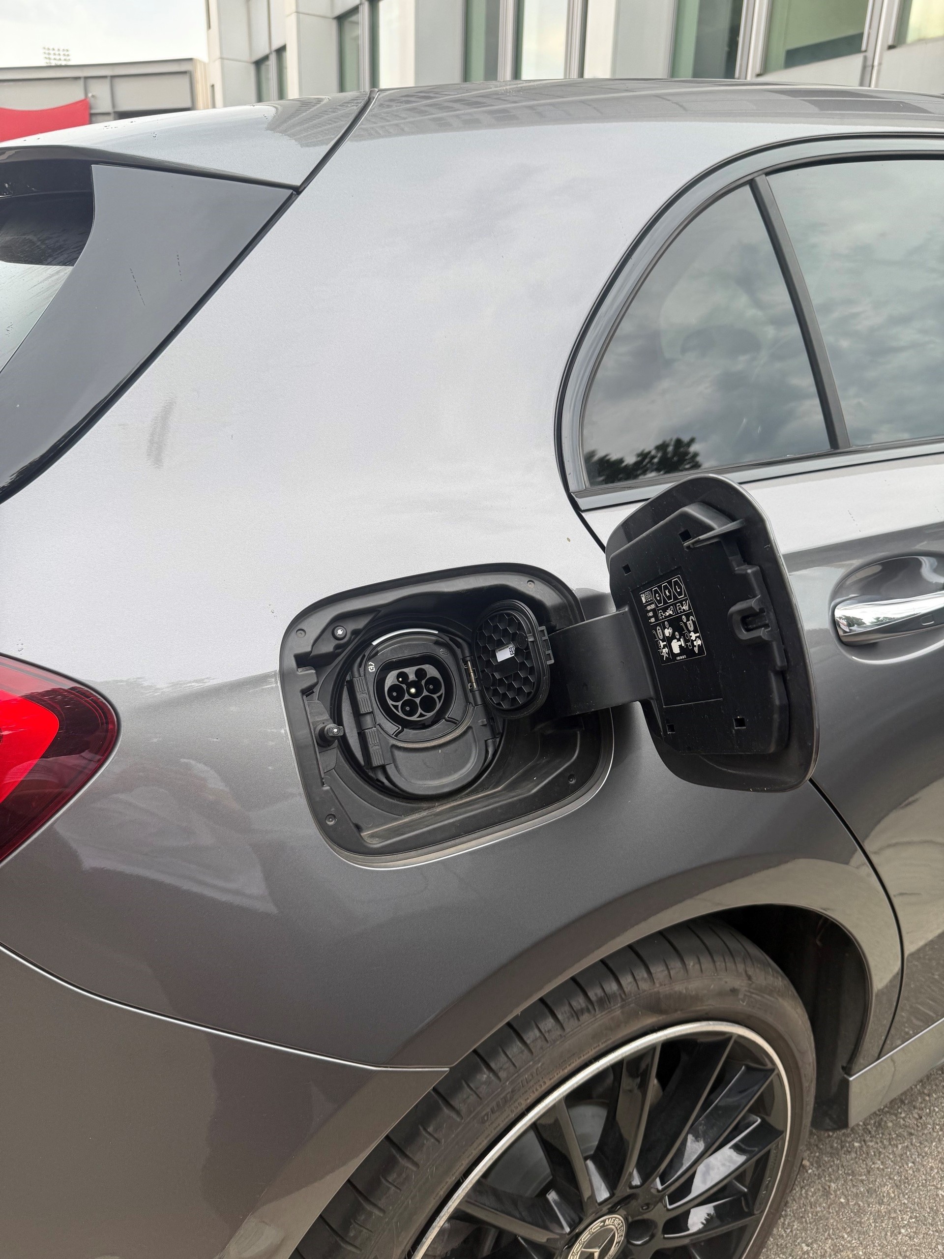 MERCEDES-BENZ A 250 e AMG Line-image-9