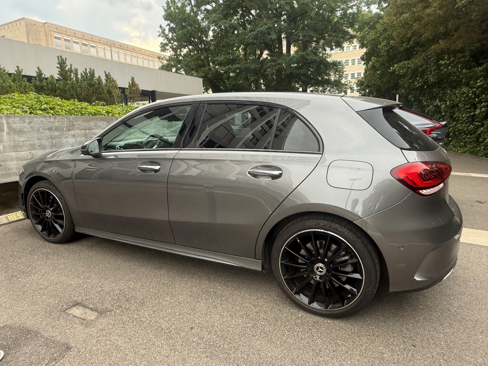 MERCEDES-BENZ A 250 e AMG Line-image-1