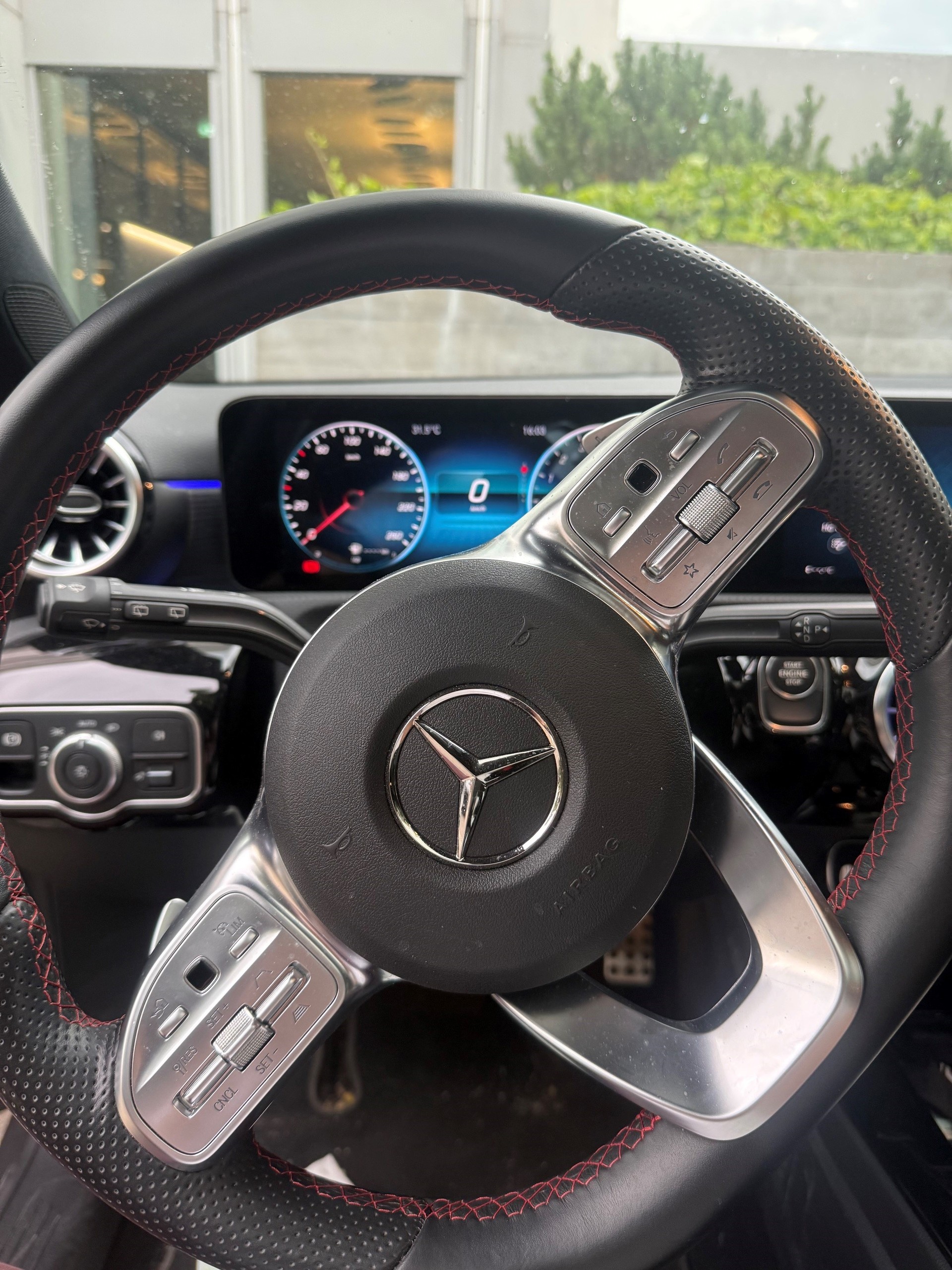 MERCEDES-BENZ A 250 e AMG Line-image-3
