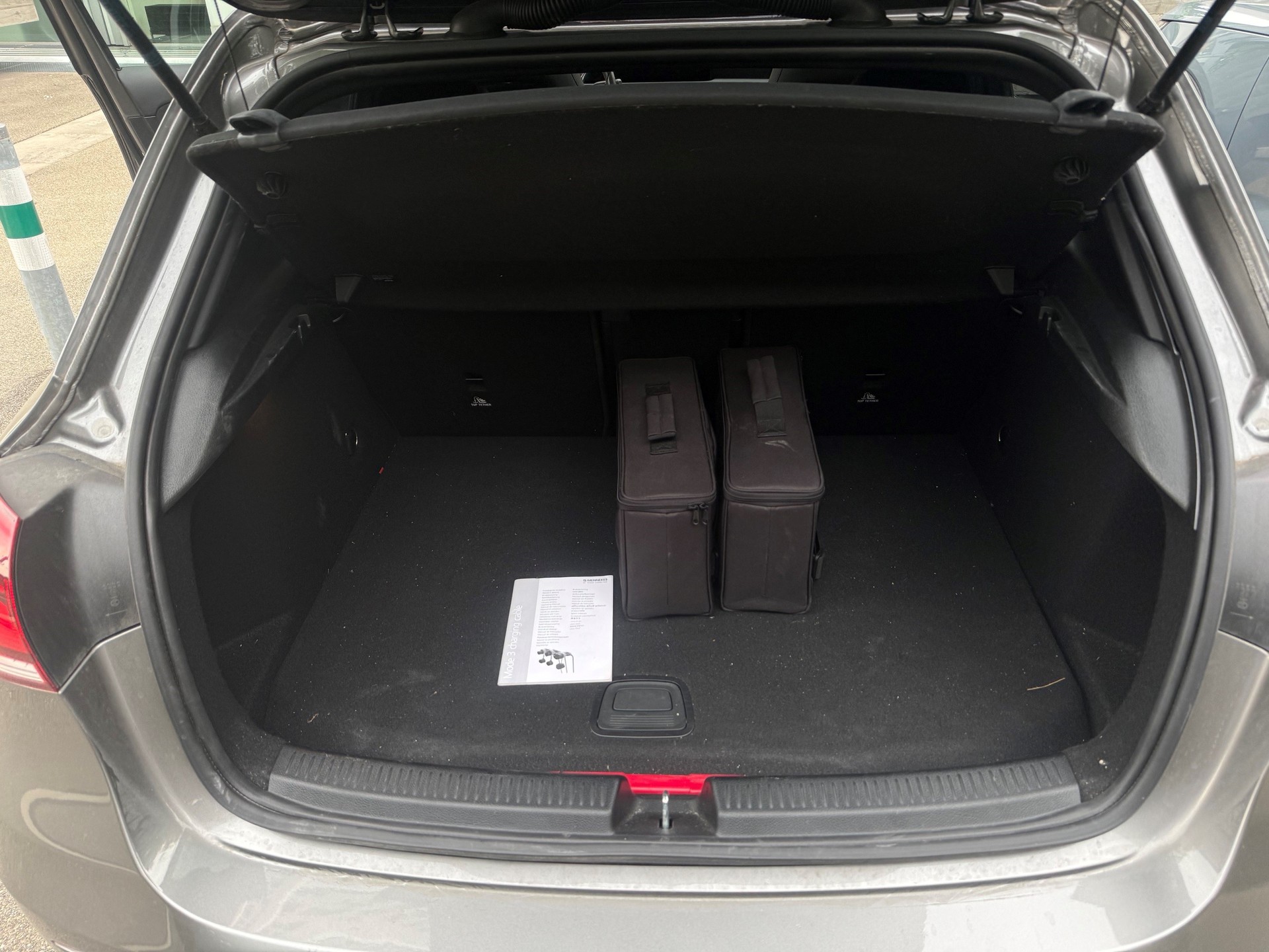 MERCEDES-BENZ A 250 e AMG Line-image-8