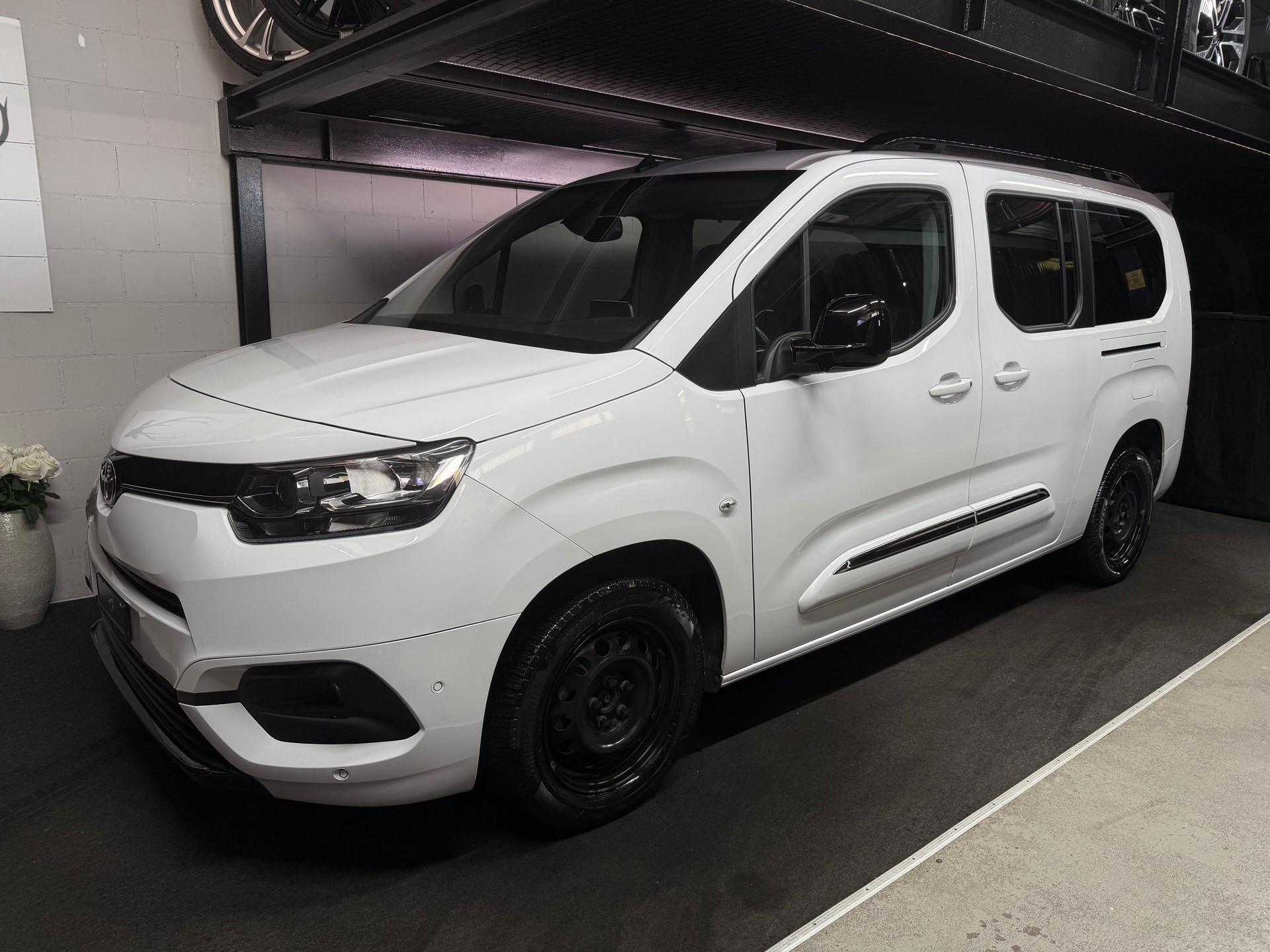 TOYOTA Proace City Verso 1.2 Style Long Automatik / Garantie Toyota 10 Jahre / 7 Plätze-image-2