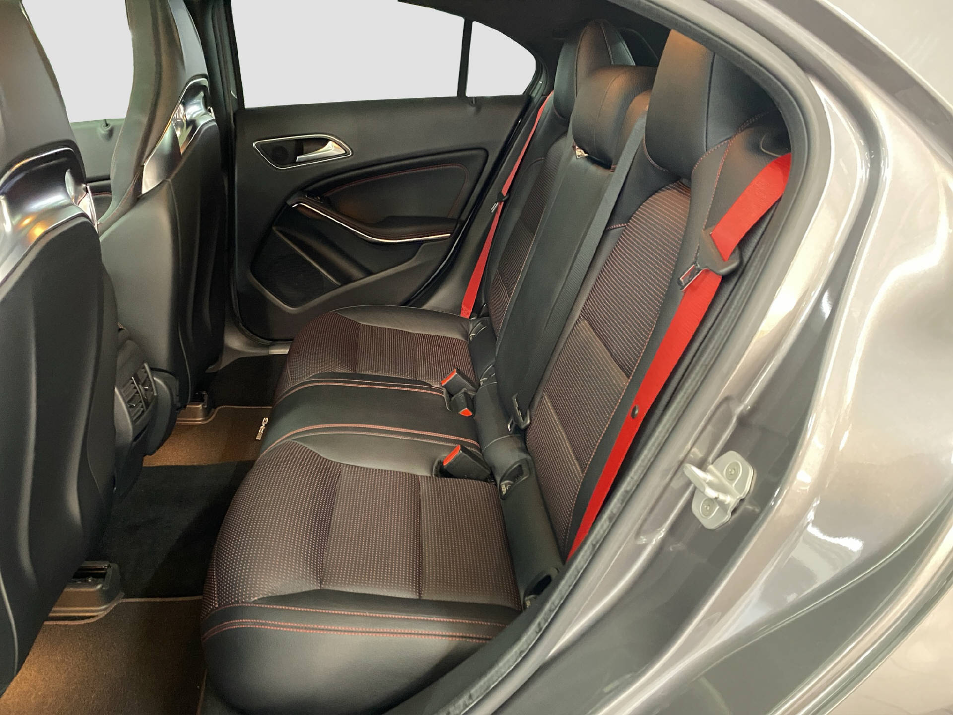 MERCEDES-BENZ A 45 AMG 4MATIC-image-13