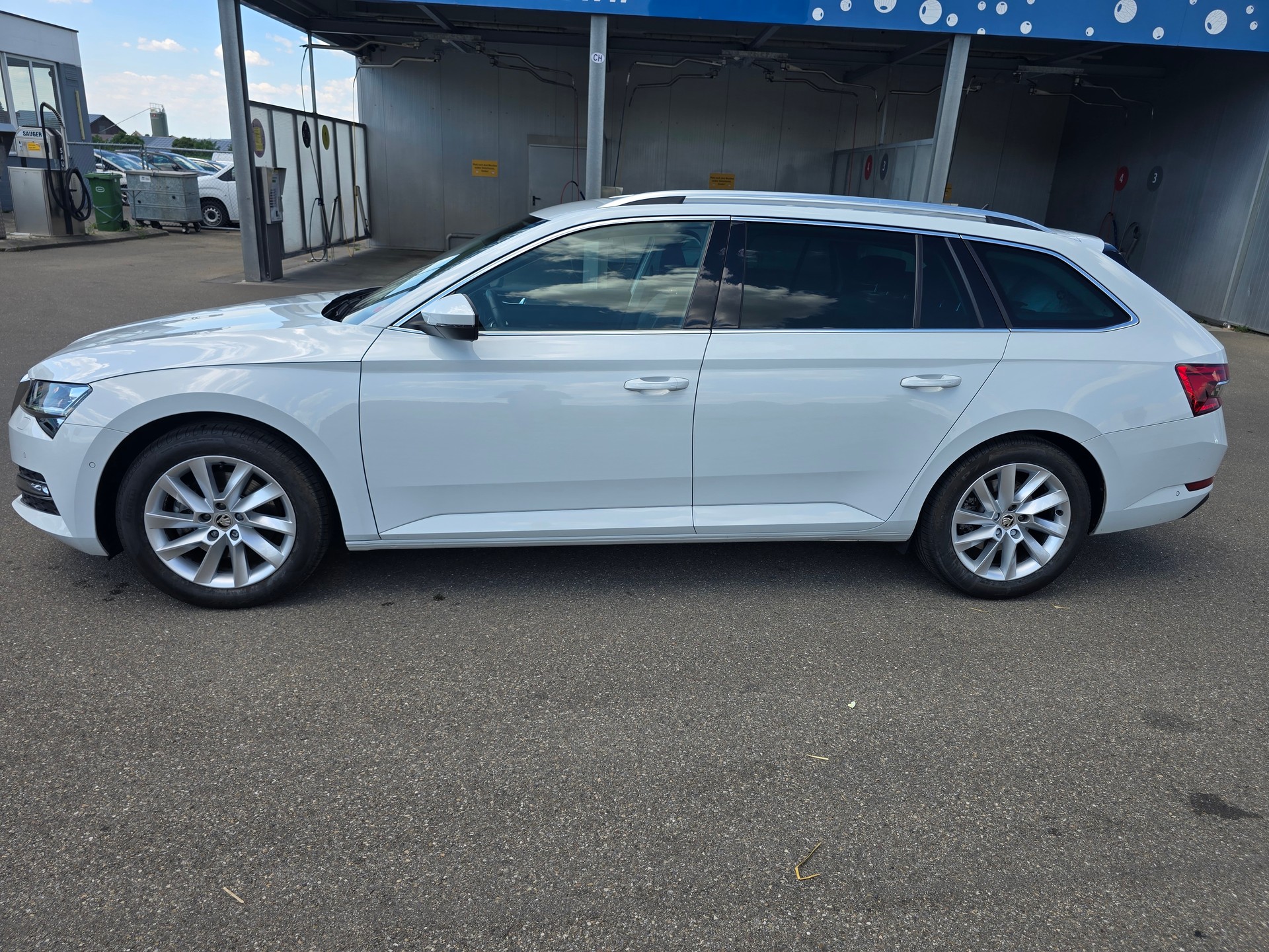SKODA Superb Combi 2.0 TDi Style 4x4 DSG*TOP-ZUSTAND*Frsch ab MFK"Frisch ab Service**Anhängerkupplung-image-1