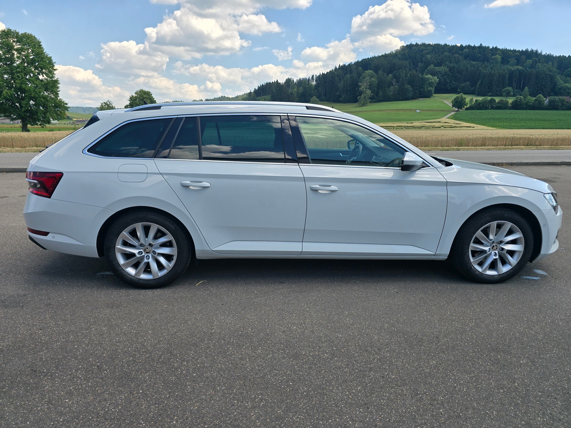 SKODA Superb Combi 2.0 TDi Style 4x4 DSG*TOP-ZUSTAND*Frsch ab MFK"Frisch ab Service**Anhängerkupplung-image-4