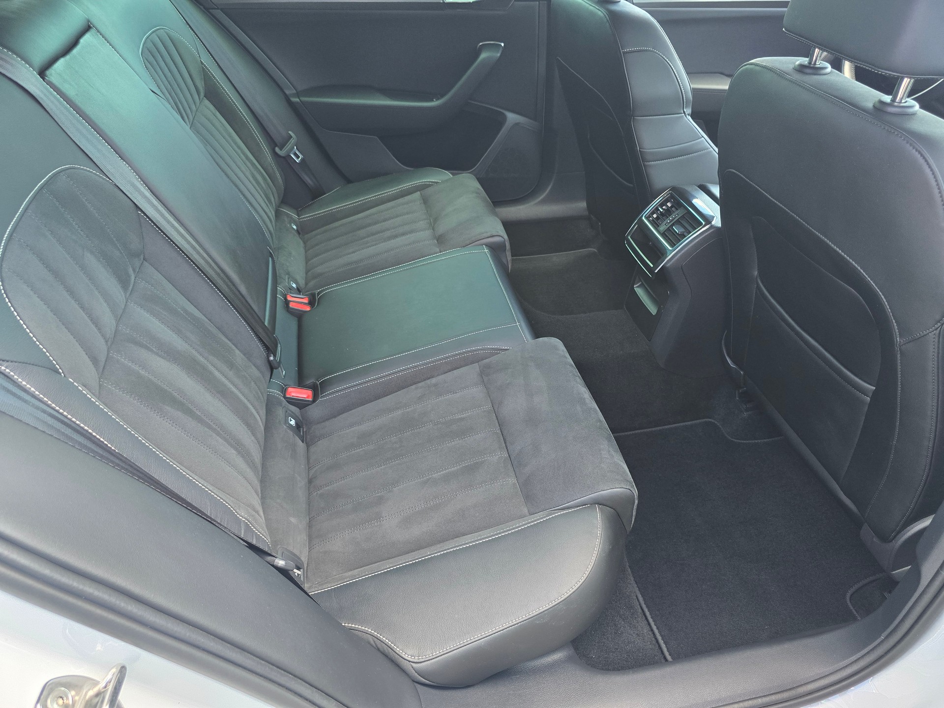 SKODA Superb Combi 2.0 TDi Style 4x4 DSG*TOP-ZUSTAND*Frsch ab MFK"Frisch ab Service**Anhängerkupplung-image-8