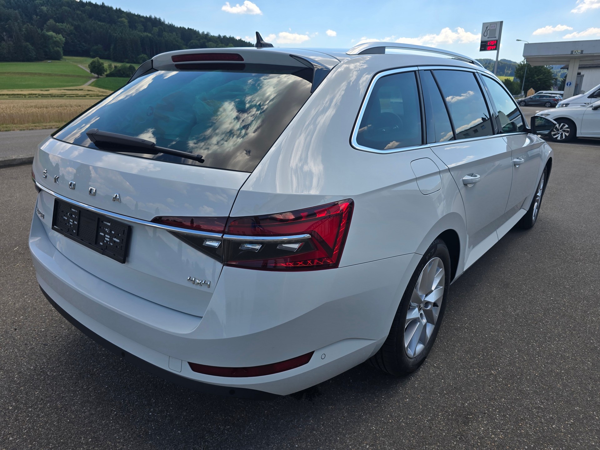 SKODA Superb Combi 2.0 TDi Style 4x4 DSG*TOP-ZUSTAND*Frsch ab MFK"Frisch ab Service**Anhängerkupplung-image-3