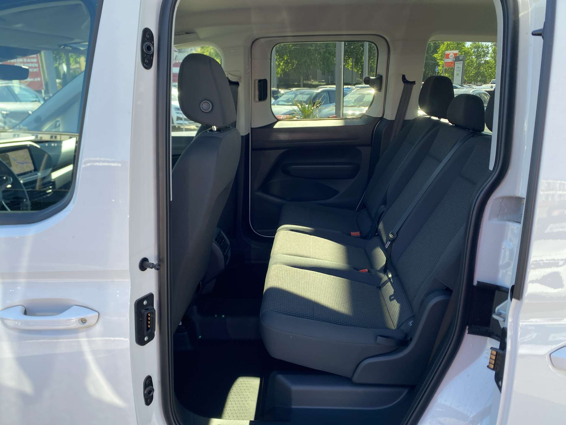 VW Caddy 2.0 TDi Origin DSG-Automat-image-4
