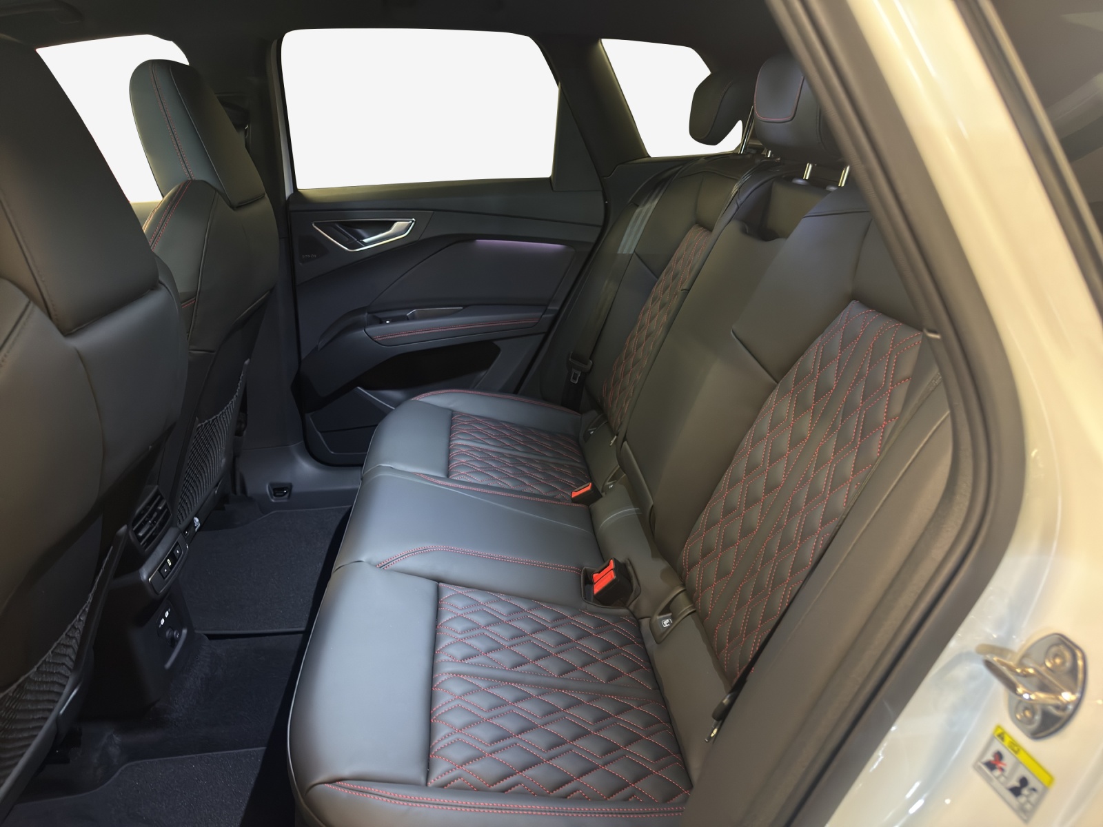 AUDI Q4 e-tron 45 Edition Swiss Ski quattro-image-11
