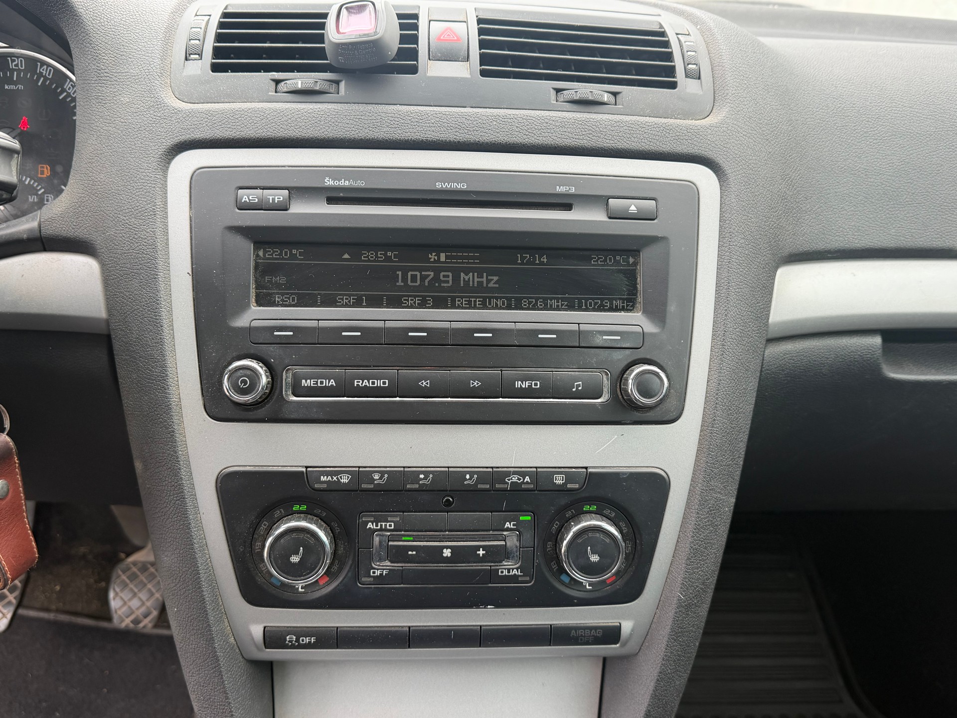 SKODA Octavia Combi 1.6 TDI Ambition 4x4-image-12