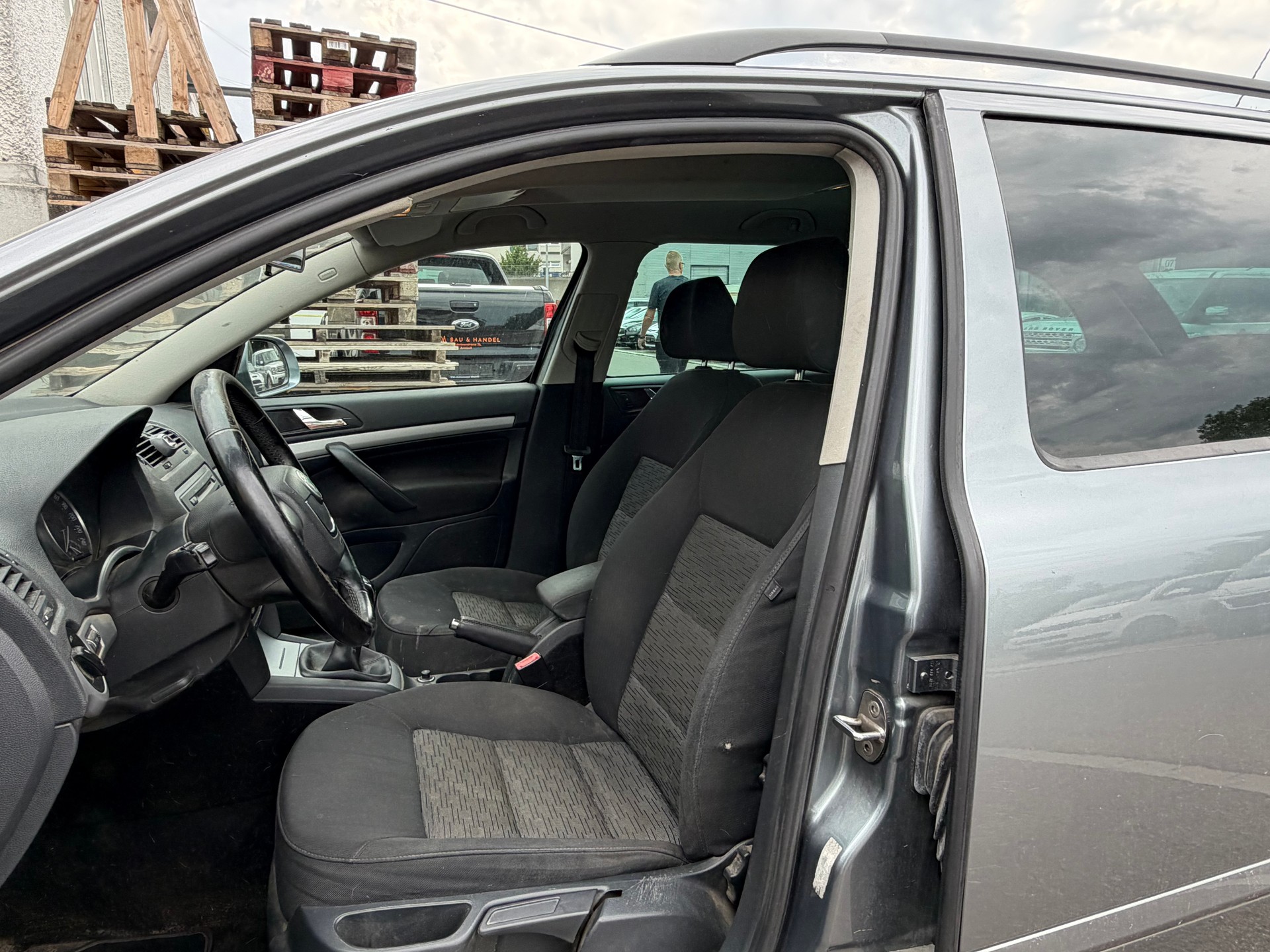 SKODA Octavia Combi 1.6 TDI Ambition 4x4-image-8