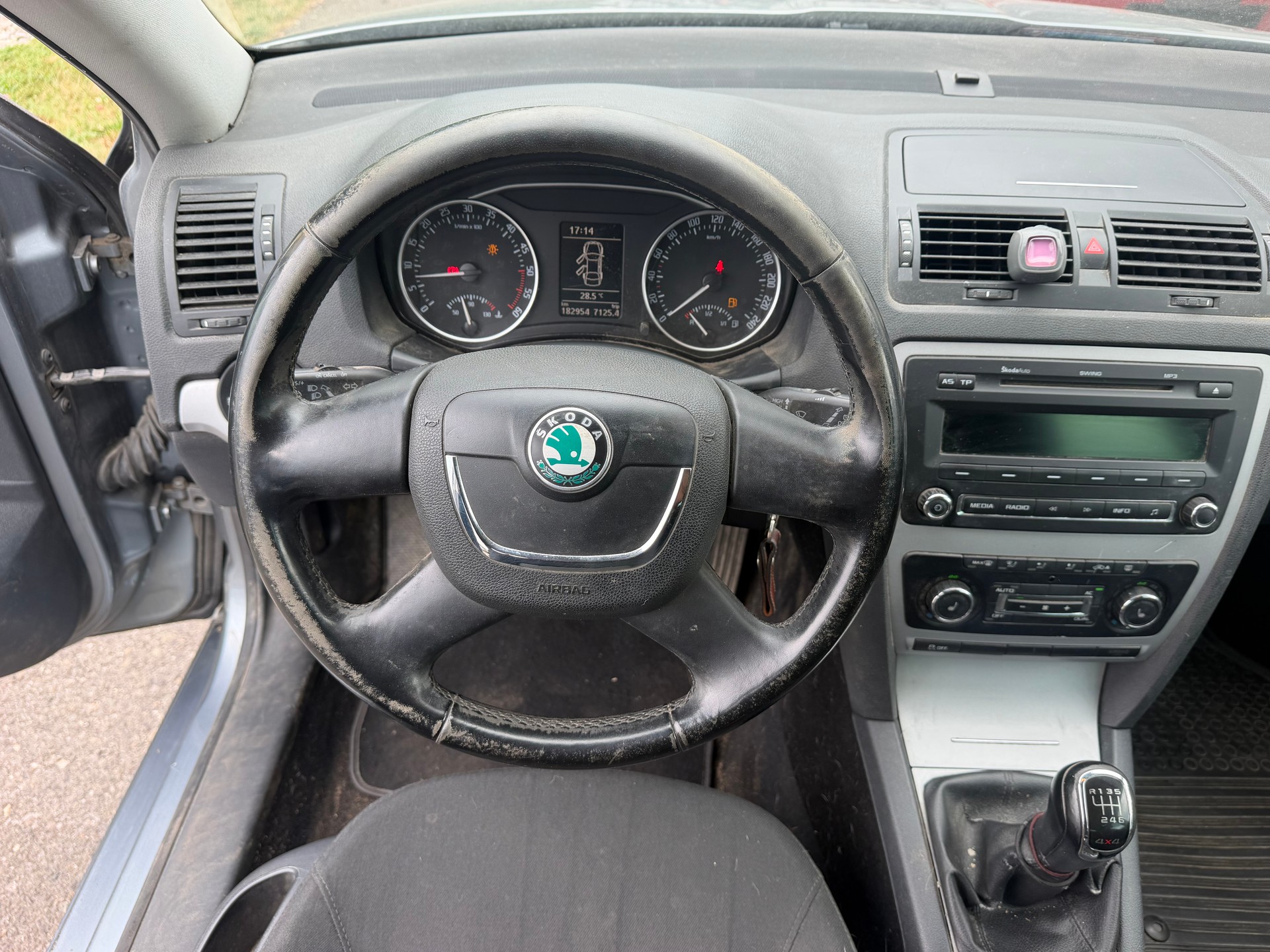 SKODA Octavia Combi 1.6 TDI Ambition 4x4-image-11