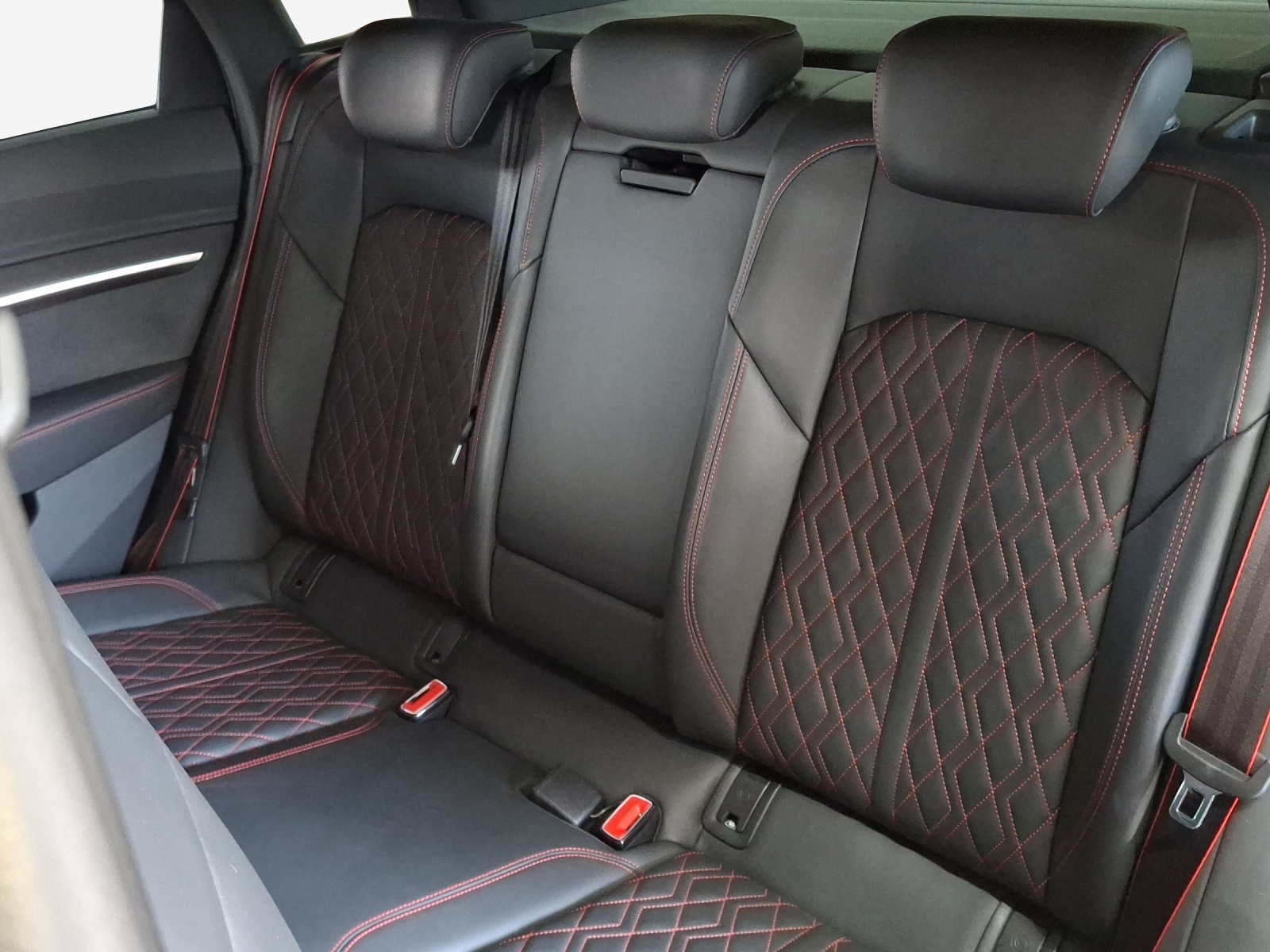 AUDI Q8 Sportback 55 e-tron Black Edition quattro-image-11
