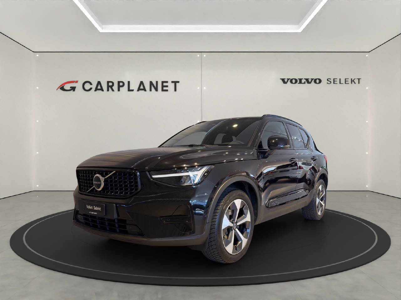 VOLVO XC40 2.0 B3 MH Plus Dark-image-0