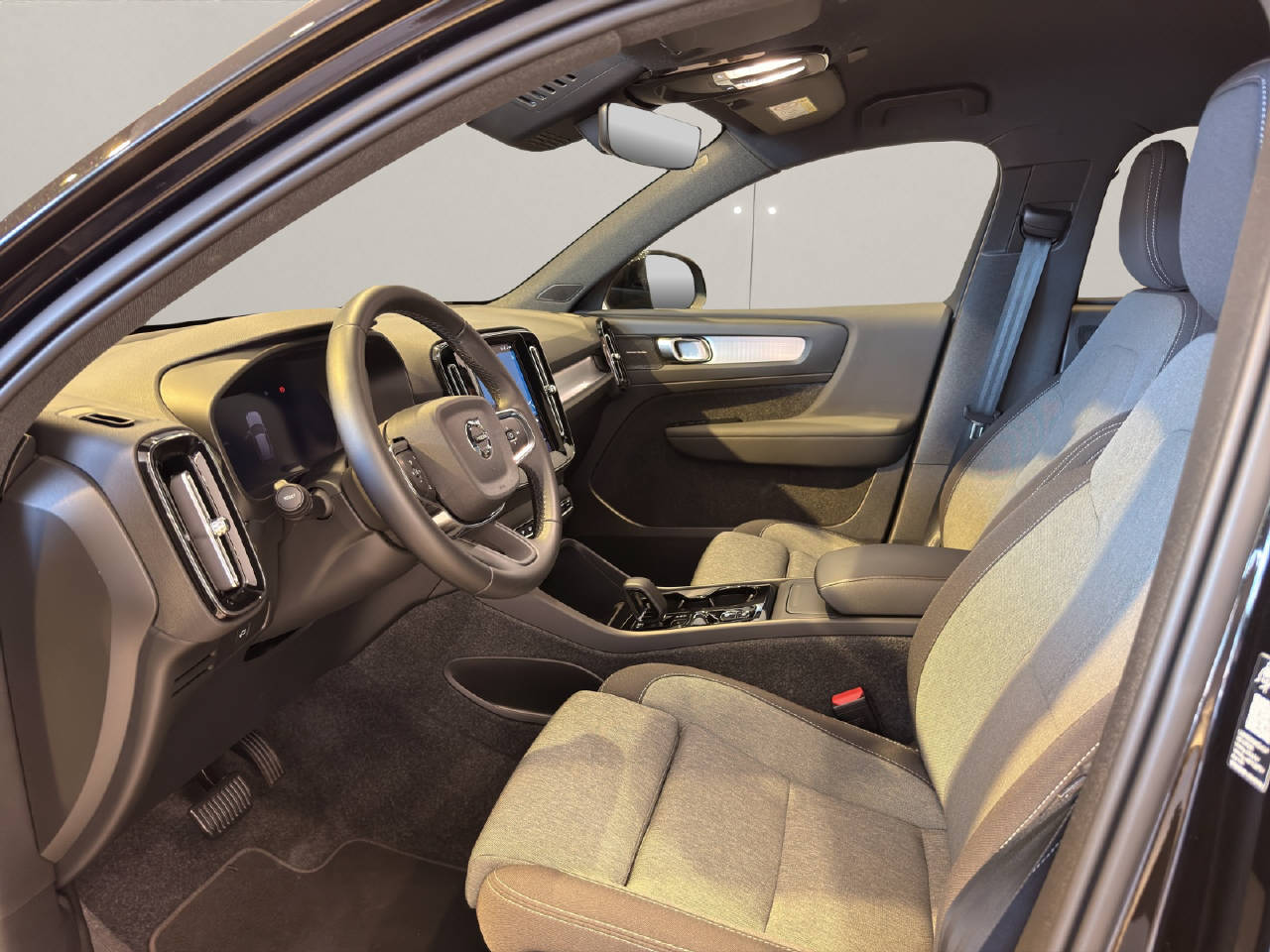 VOLVO XC40 2.0 B3 MH Plus Dark-image-4