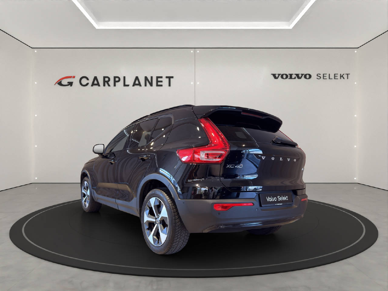 VOLVO XC40 2.0 B3 MH Plus Dark-image-2