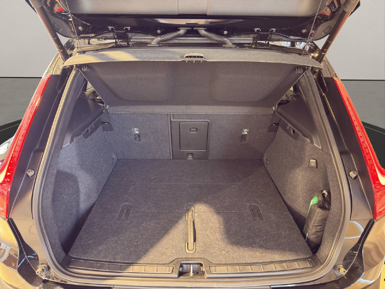 VOLVO XC40 2.0 B3 MH Plus Dark-image-9