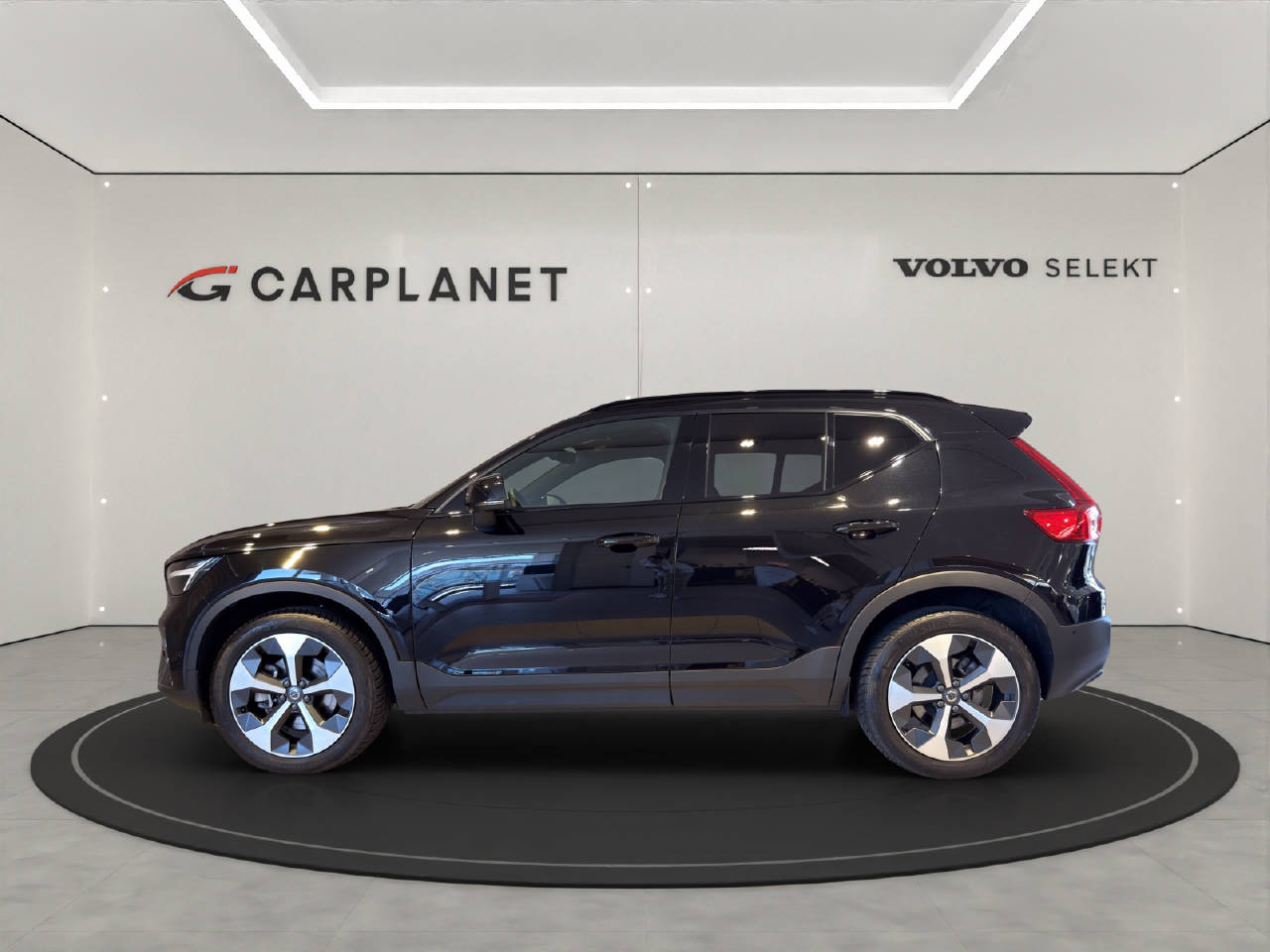 VOLVO XC40 2.0 B3 MH Plus Dark-image-1